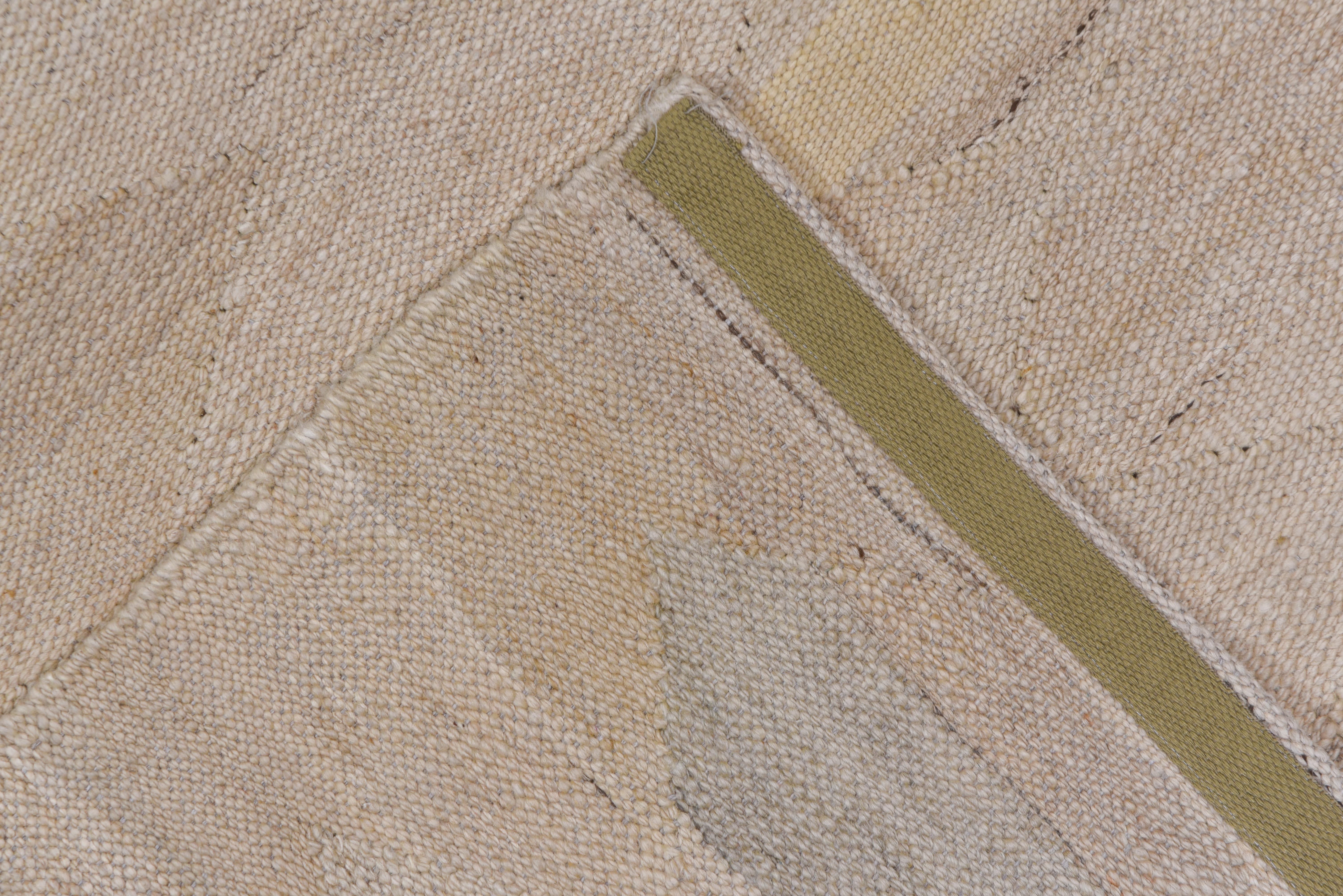 Tan Strayed Kilim In Good Condition For Sale In New York, NY