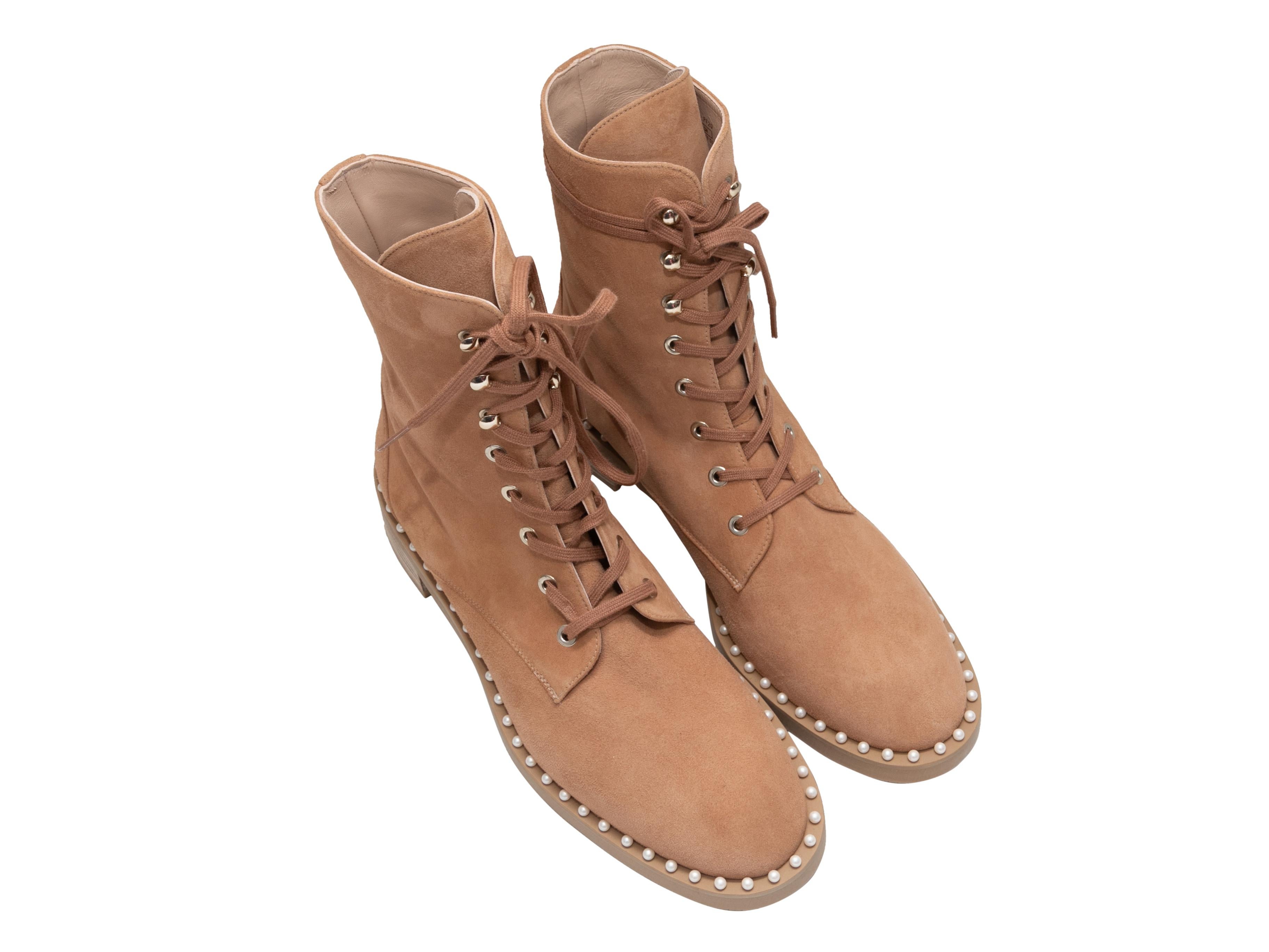 Stivaletti in pelle scamosciata marrone di Stuart Weitzman. Abbellimenti di perle finte sulla suola. Tacchi a spillo. Chiusura con lacci alla sommità. Altezza del gambo 7