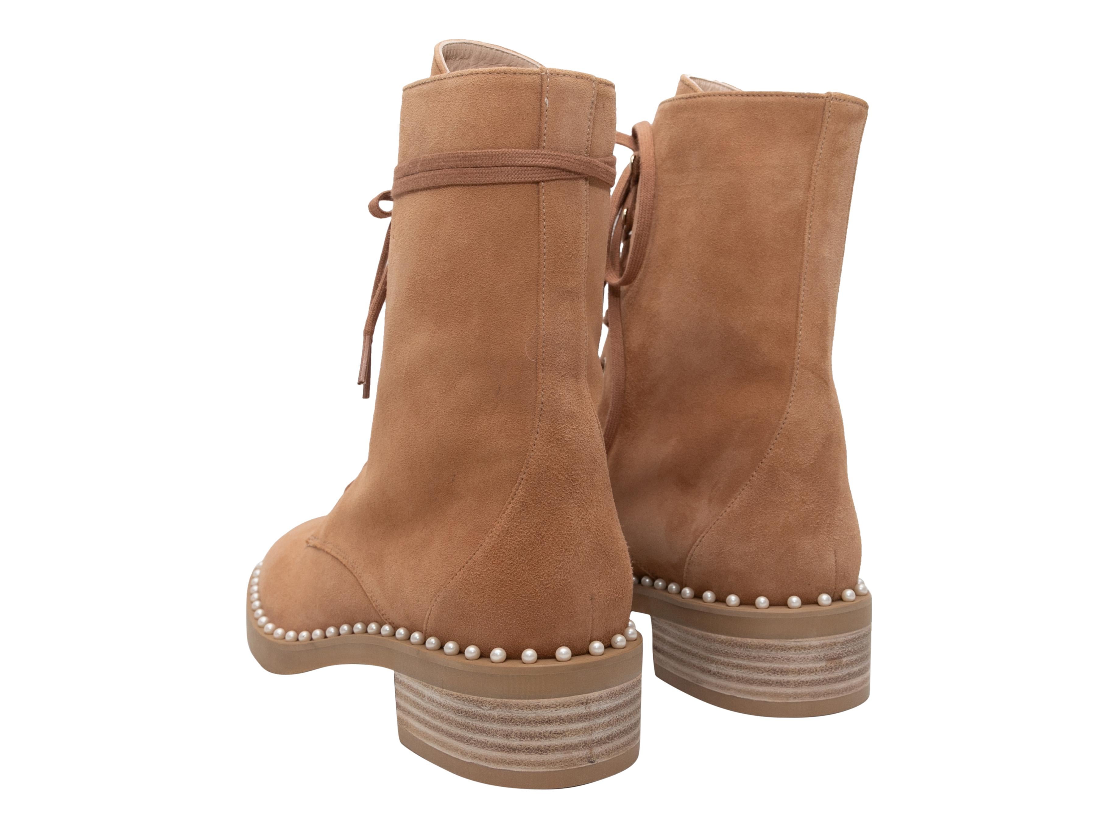 Tan Stuart Weitzman - Stivaletti in finta pelle scamosciata impreziositi da perle - misura 8,5 In condizioni buone in vendita a New York, NY