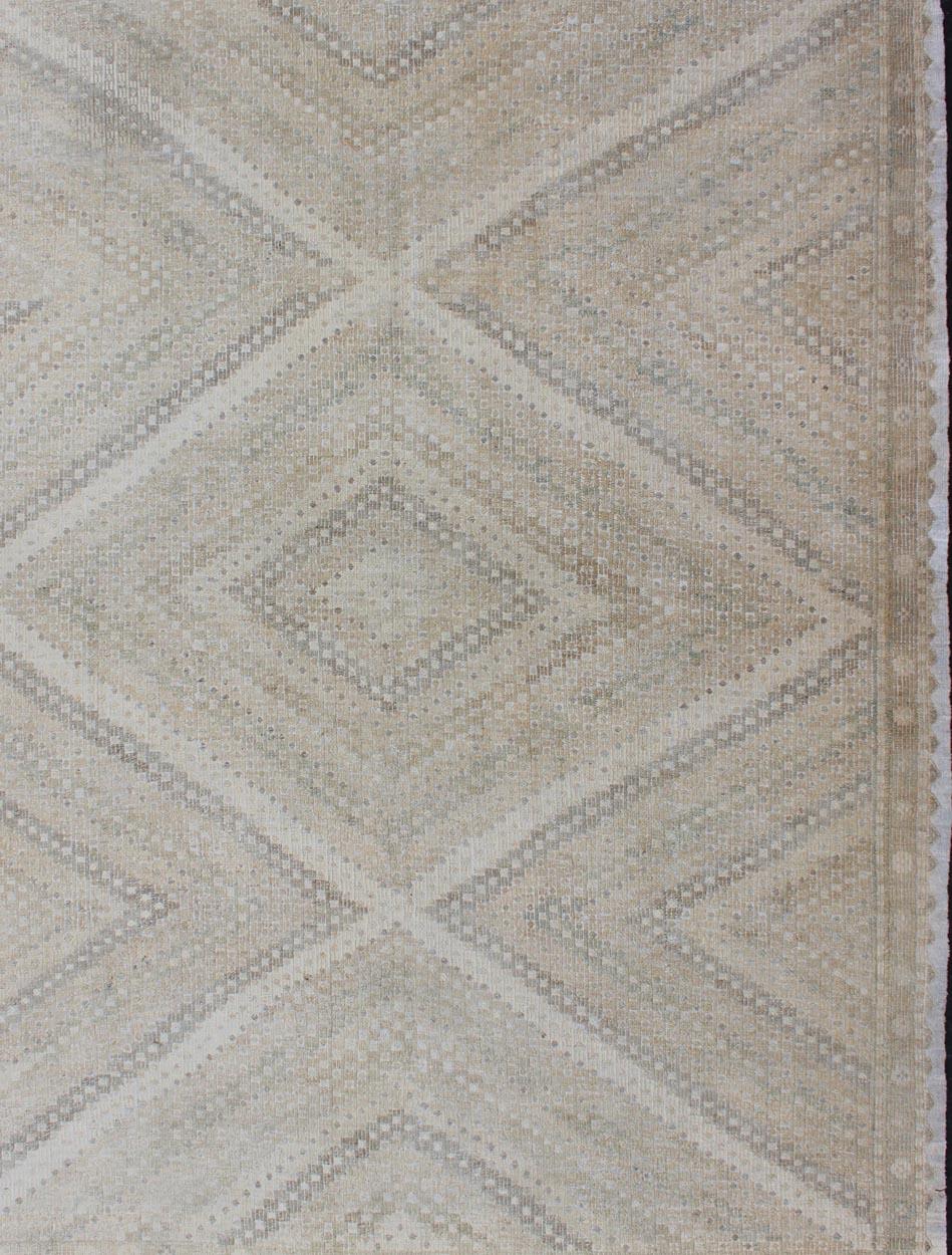Embroidered vintage flat weave rug from Turkey in shades of tan, taupe, Gray cream and neutrals with geometric pattern, rug EN-176959, country of origin / type: Turkey / Kilim, circa 1950.

This geometric Kilim from Turkey bears a repeating large
