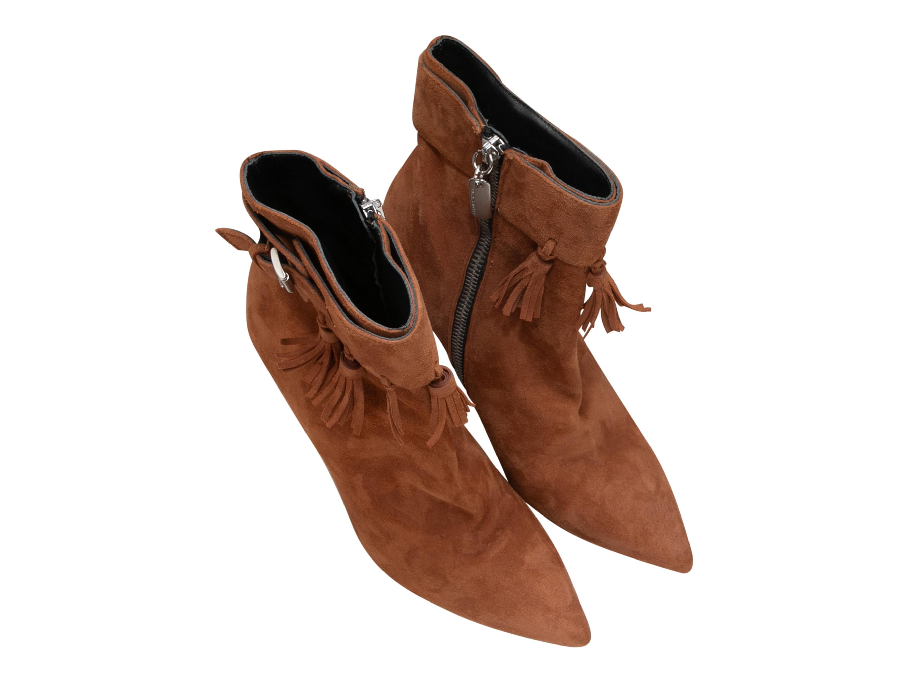 Bottines à talons pointus en daim fauve, par Thomas Wylde. Boucle et pompon sur le dessus. Fermeture à glissière sur les côtés intérieurs. Hauteur de la tige : 5,5