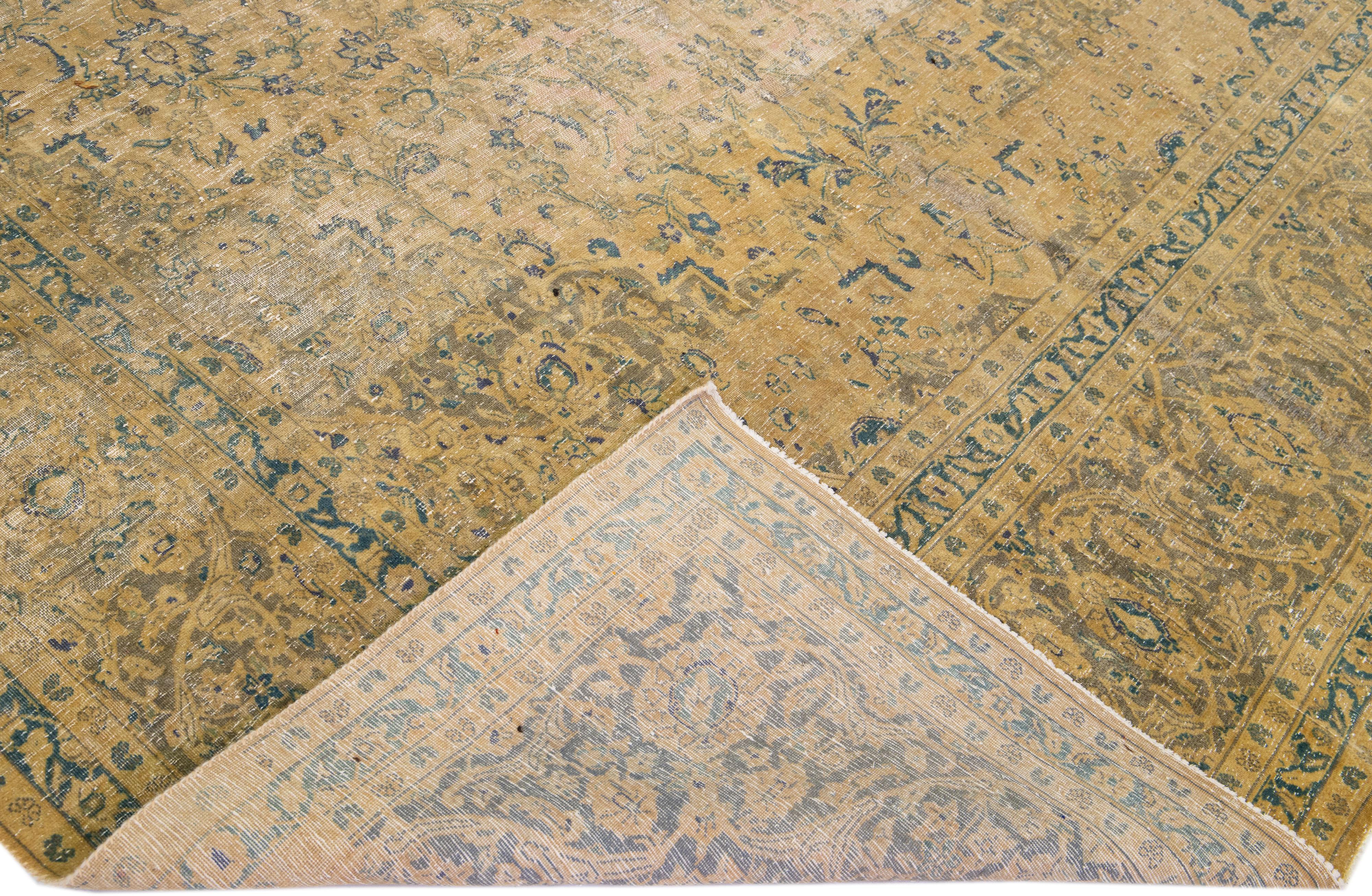Magnifique tapis antique Tabriz en laine nouée à la main, avec un champ beige. Cette pièce persane présente des accents bleus dans un magnifique motif Shab Abbasi. 

Ce tapis mesure 9'9