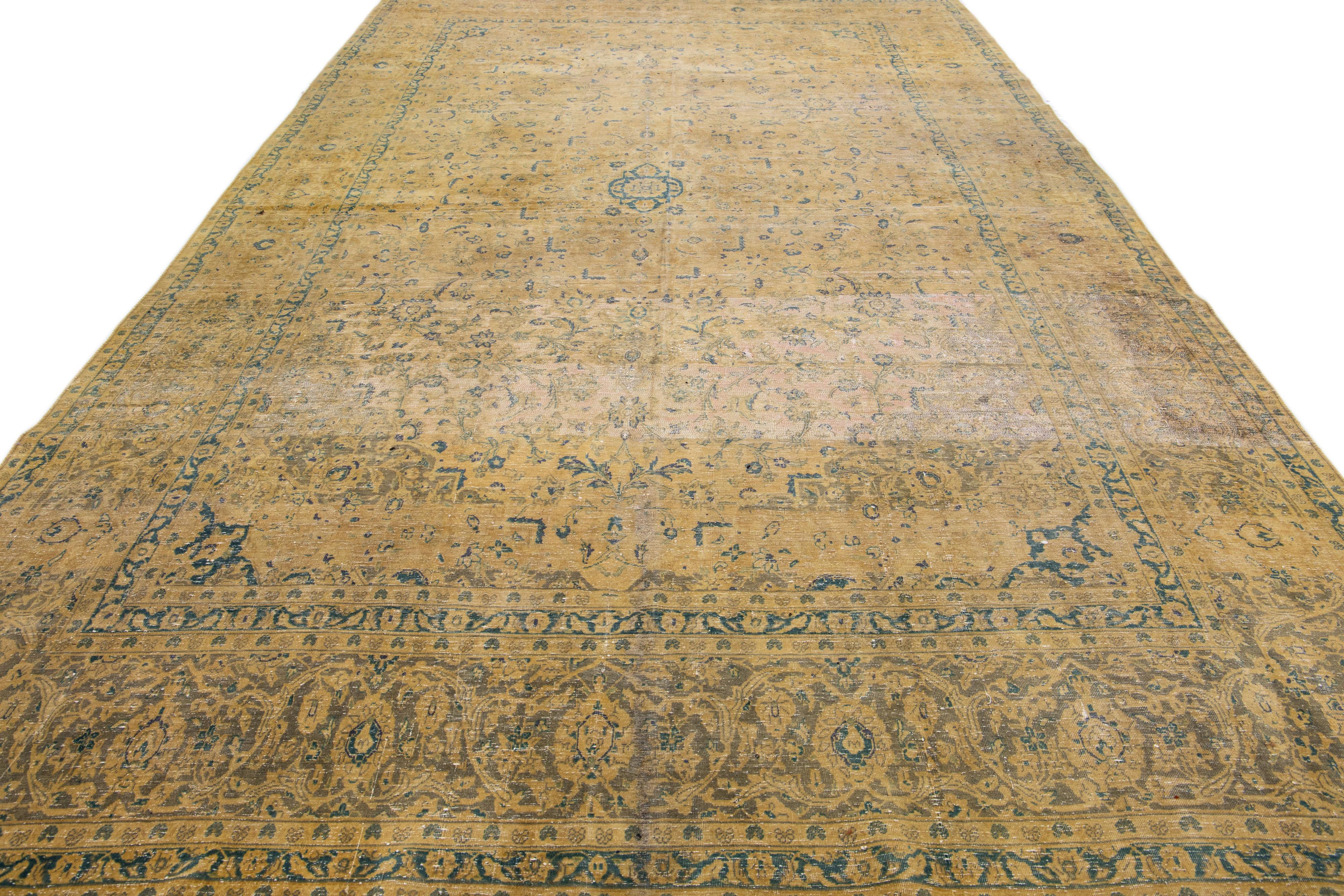 Perse Tapis vintage Tabriz en laine persane brun clair fait à la main avec motif Shab Abbasi en vente