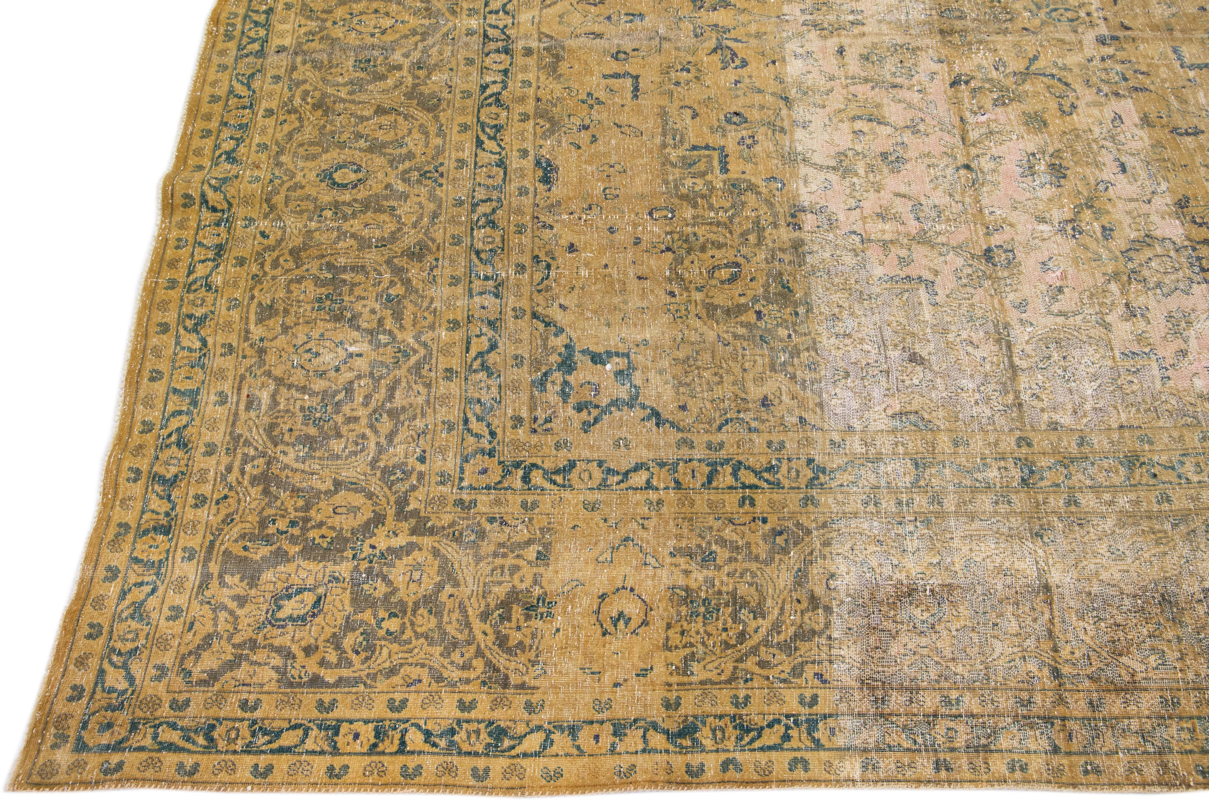 Noué à la main Tapis vintage Tabriz en laine persane brun clair fait à la main avec motif Shab Abbasi en vente