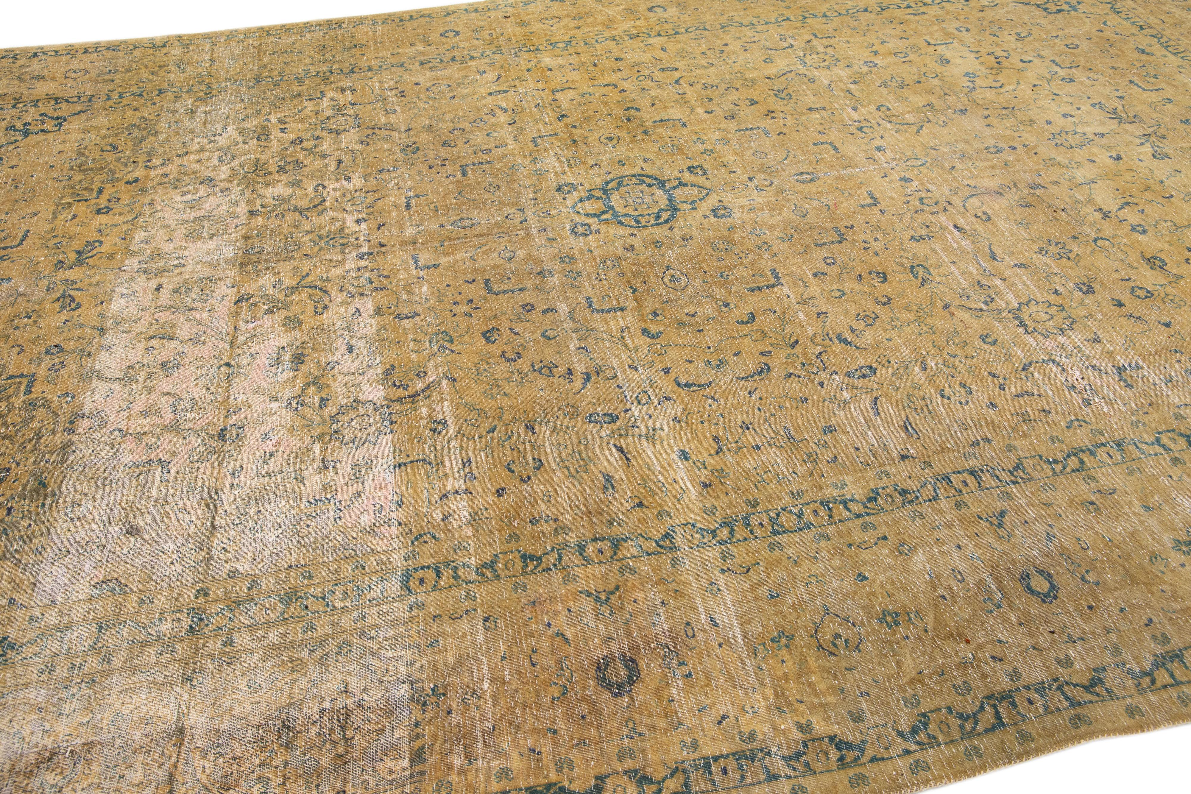 Tapis vintage Tabriz en laine persane brun clair fait à la main avec motif Shab Abbasi Bon état - En vente à Norwalk, CT
