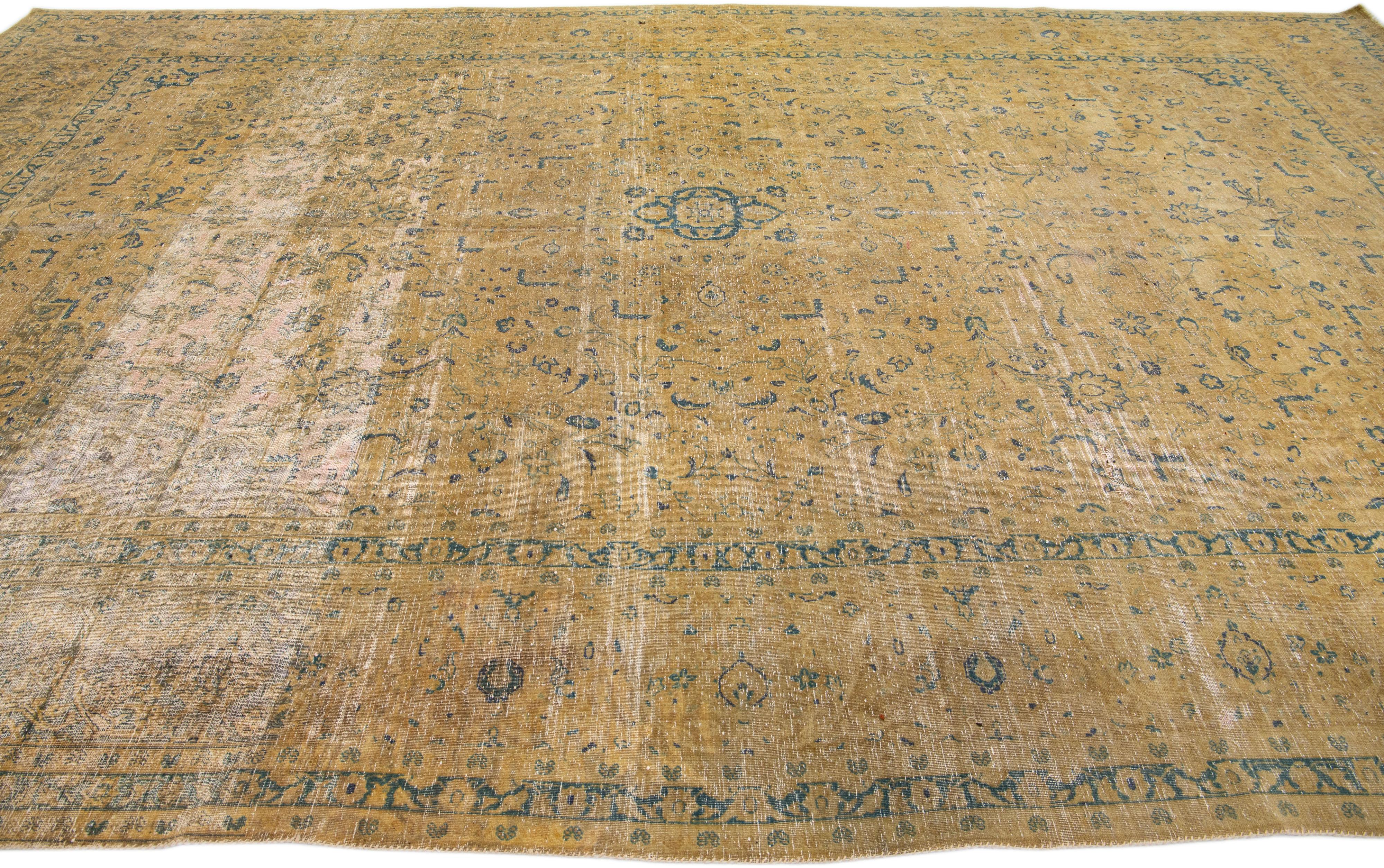 20ième siècle Tapis vintage Tabriz en laine persane brun clair fait à la main avec motif Shab Abbasi en vente