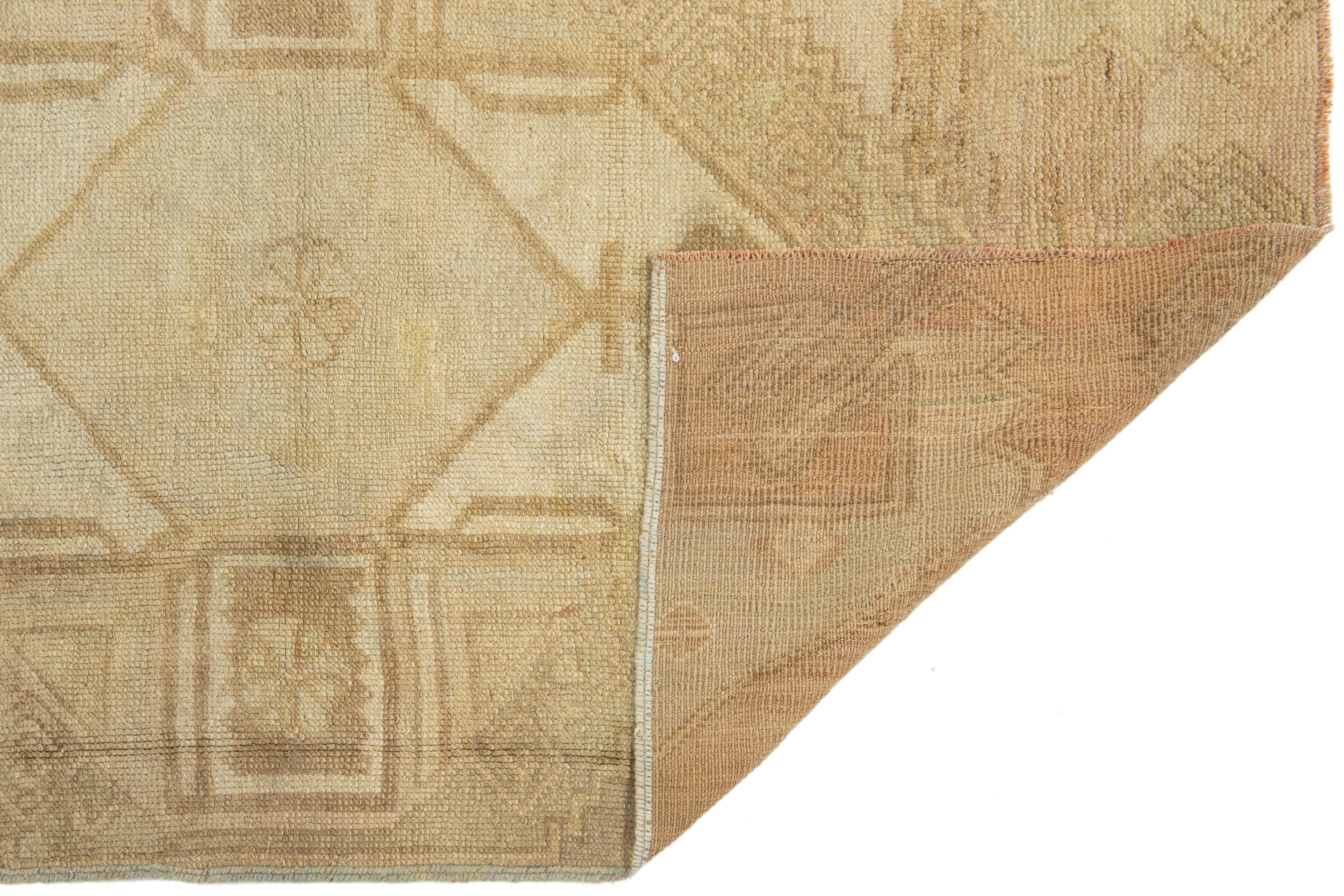 Tan Vintage Türkischer Anatolischer handgefertigter Teppich aus Wolle mit geometrischem Motiv, Vintage (Moderne der Mitte des Jahrhunderts) im Angebot