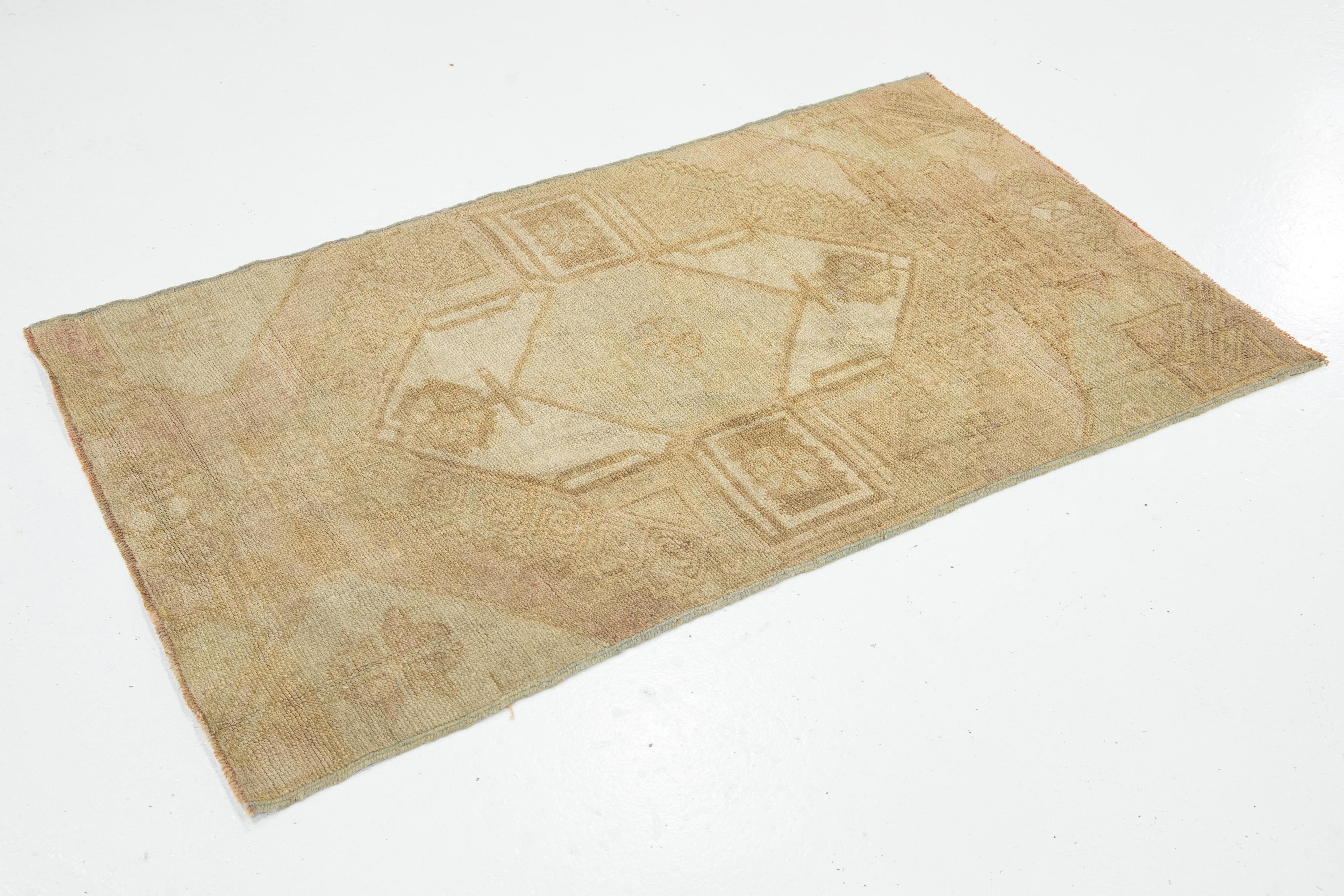 Tan Vintage Türkischer Anatolischer handgefertigter Teppich aus Wolle mit geometrischem Motiv, Vintage (Handgeknüpft) im Angebot