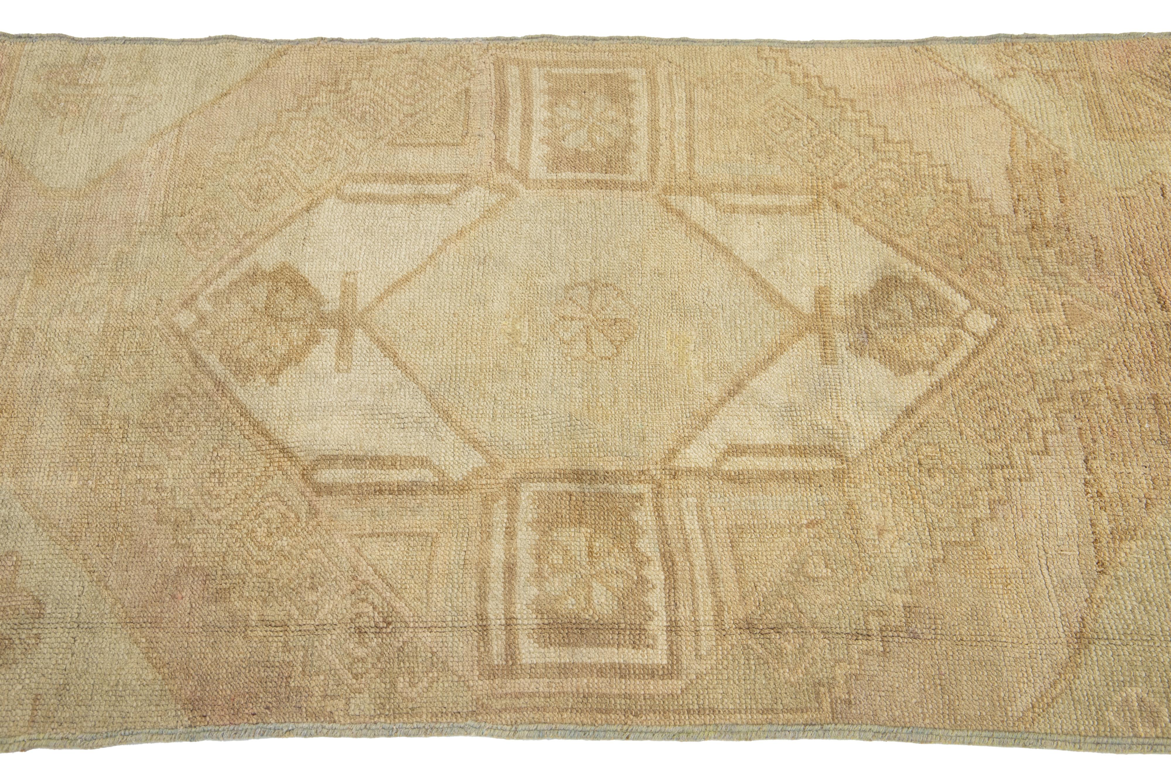 Tan Vintage Türkischer Anatolischer handgefertigter Teppich aus Wolle mit geometrischem Motiv, Vintage (20. Jahrhundert) im Angebot