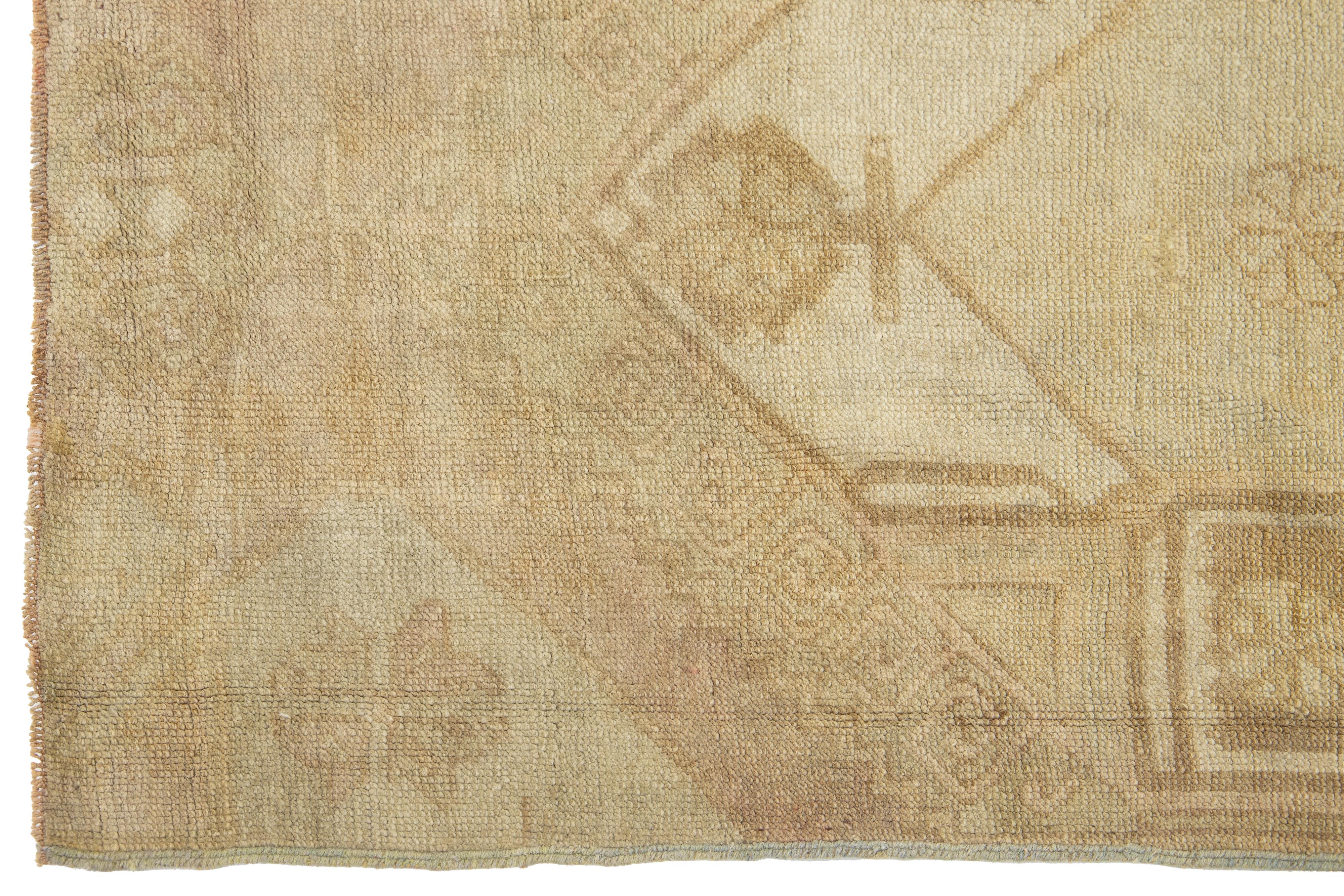 Tan Vintage Türkischer Anatolischer handgefertigter Teppich aus Wolle mit geometrischem Motiv, Vintage im Angebot 1