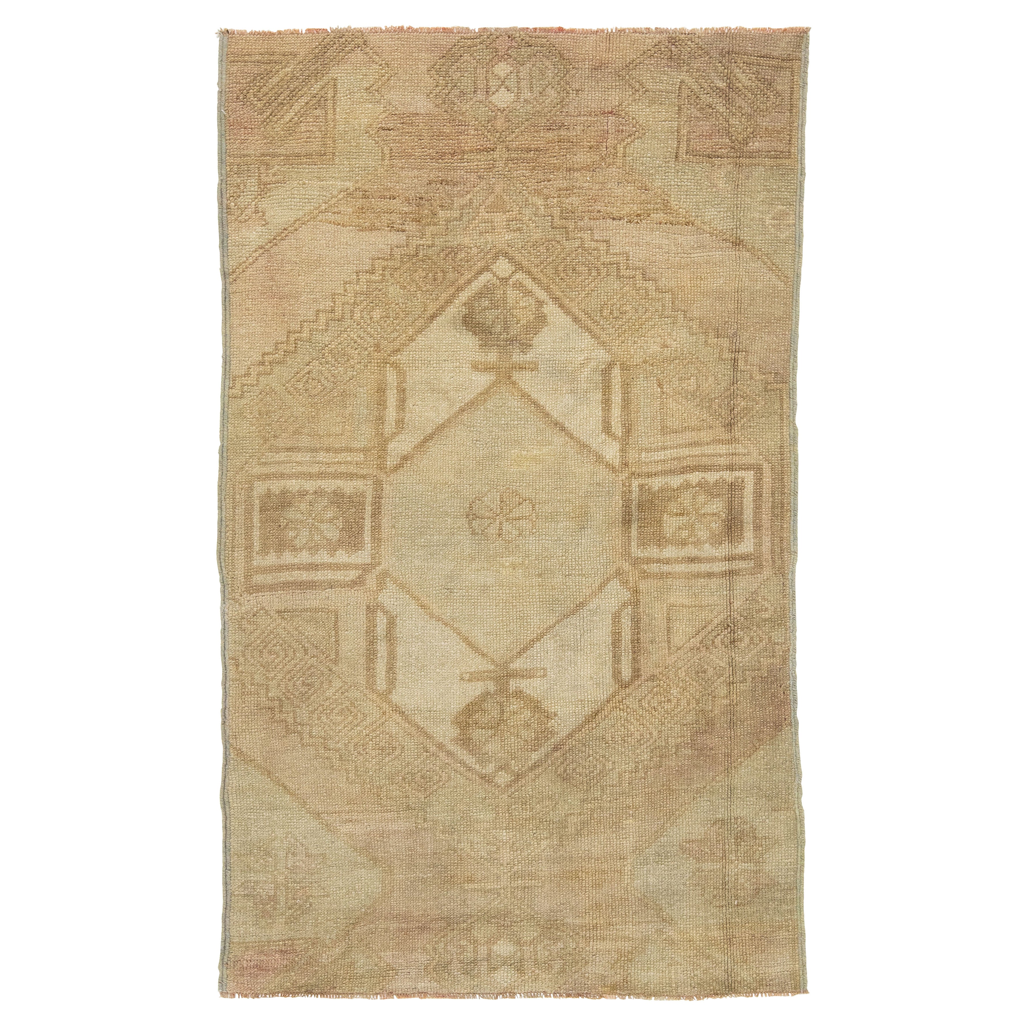 Tan Vintage Türkischer Anatolischer handgefertigter Teppich aus Wolle mit geometrischem Motiv, Vintage im Angebot