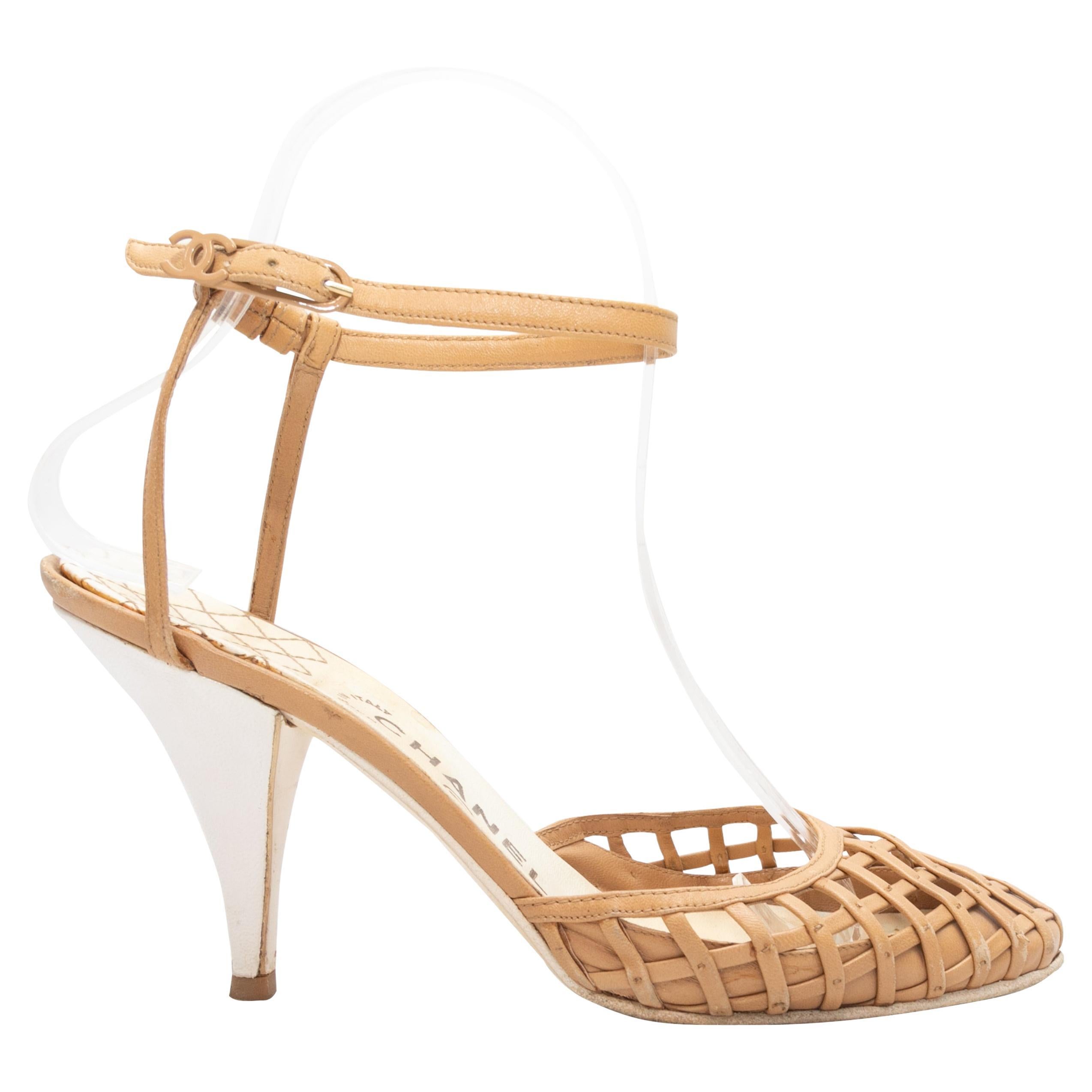Tan & White Chanel Leather Woven Heels Size 37 For Sale