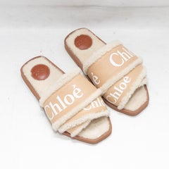 Sandali slip-on Chloe con fodera in montone, color beige e bianco, taglia 36