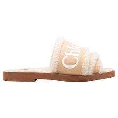 Sandali slip-on Chloe con fodera in montone, color beige e bianco, taglia 36