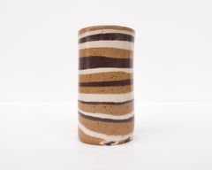 Hellbraune + weiße horizontal gestreifte kleine Nerikomi-Vase von Fizzy Ceramics