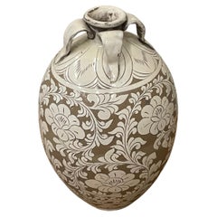 Jarrón de cuatro asas con relieve floral en color tostado y crema, China, Contemporáneo