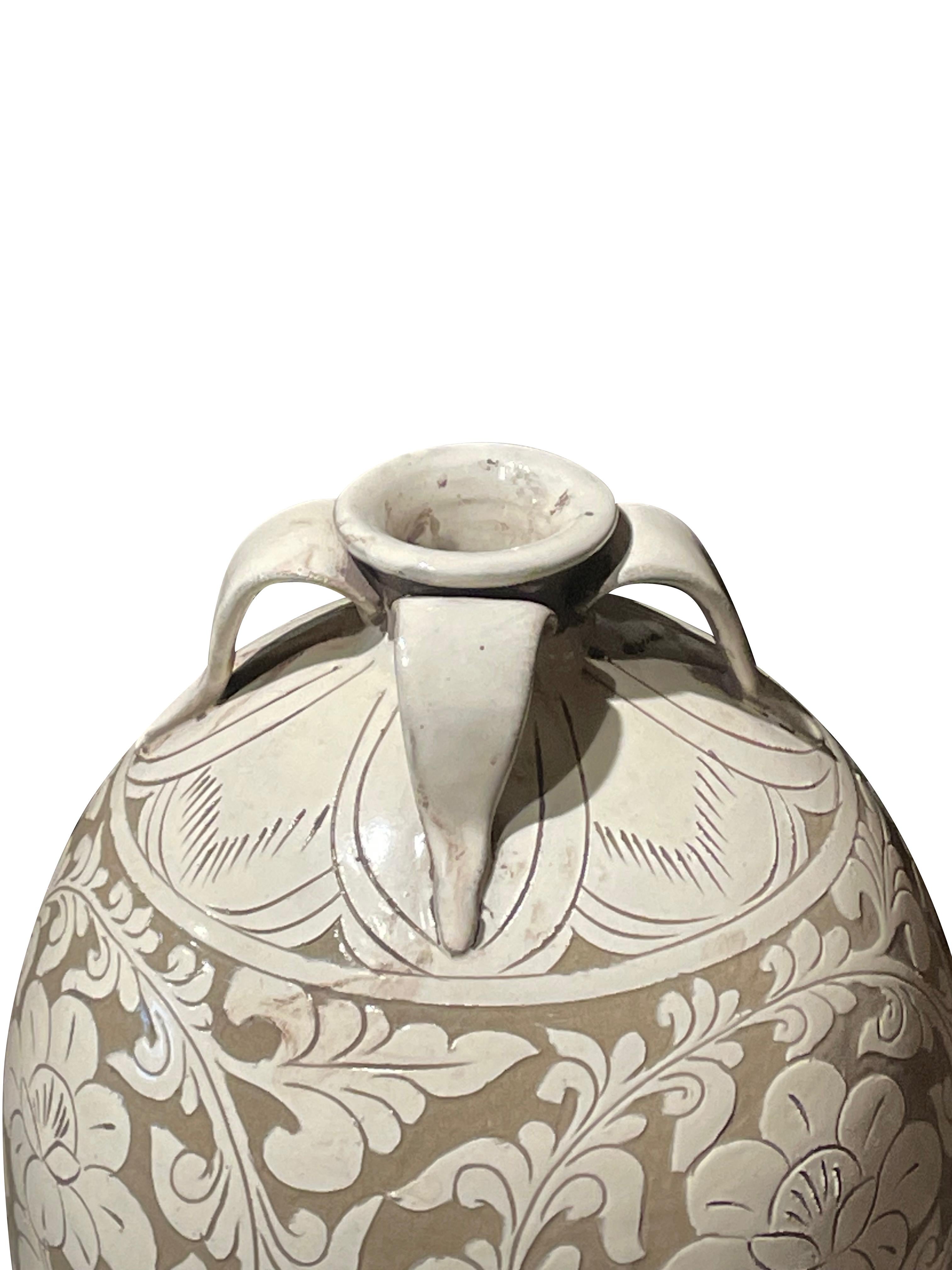 Chinois Vase brun clair à motifs floraux crème, Chine, contemporain en vente
