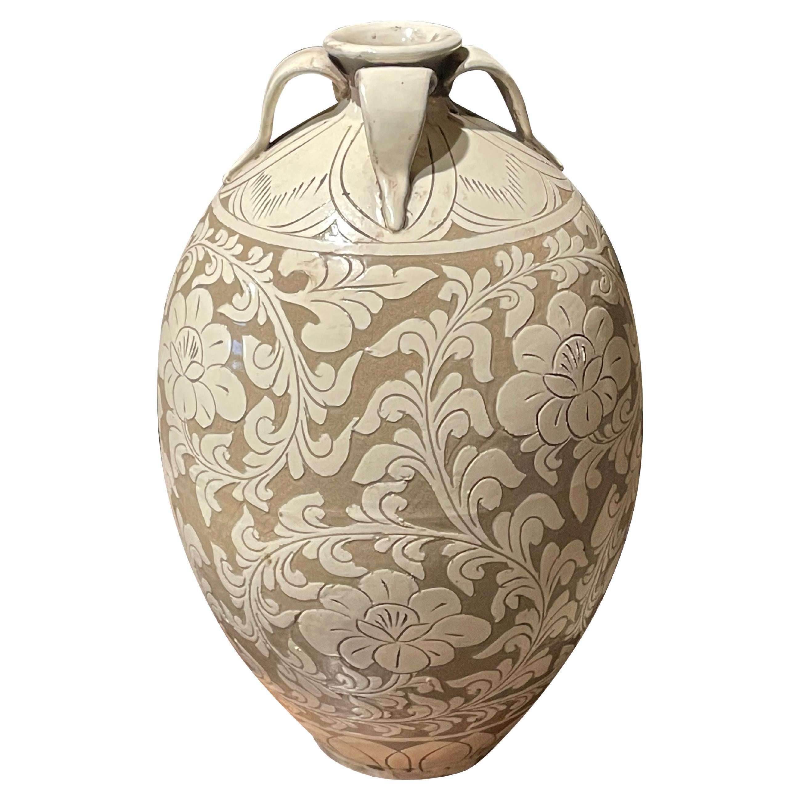 Vase brun clair à motifs floraux crème, Chine, contemporain en vente