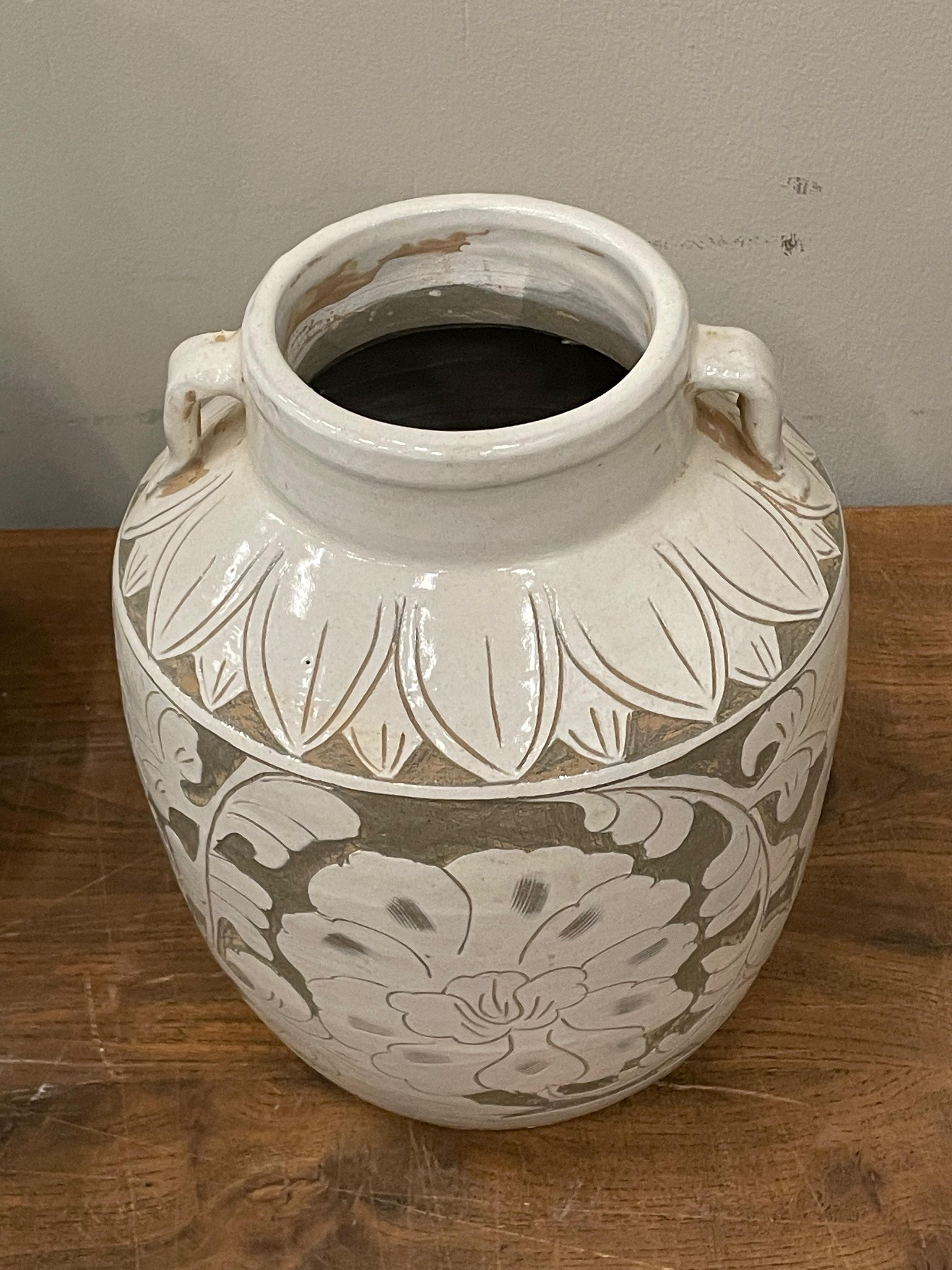 Céramique chinoise contemporaine à fond beige et à motif floral crème.
Vase à deux anses en forme de pot
Fait partie d'une grande collection