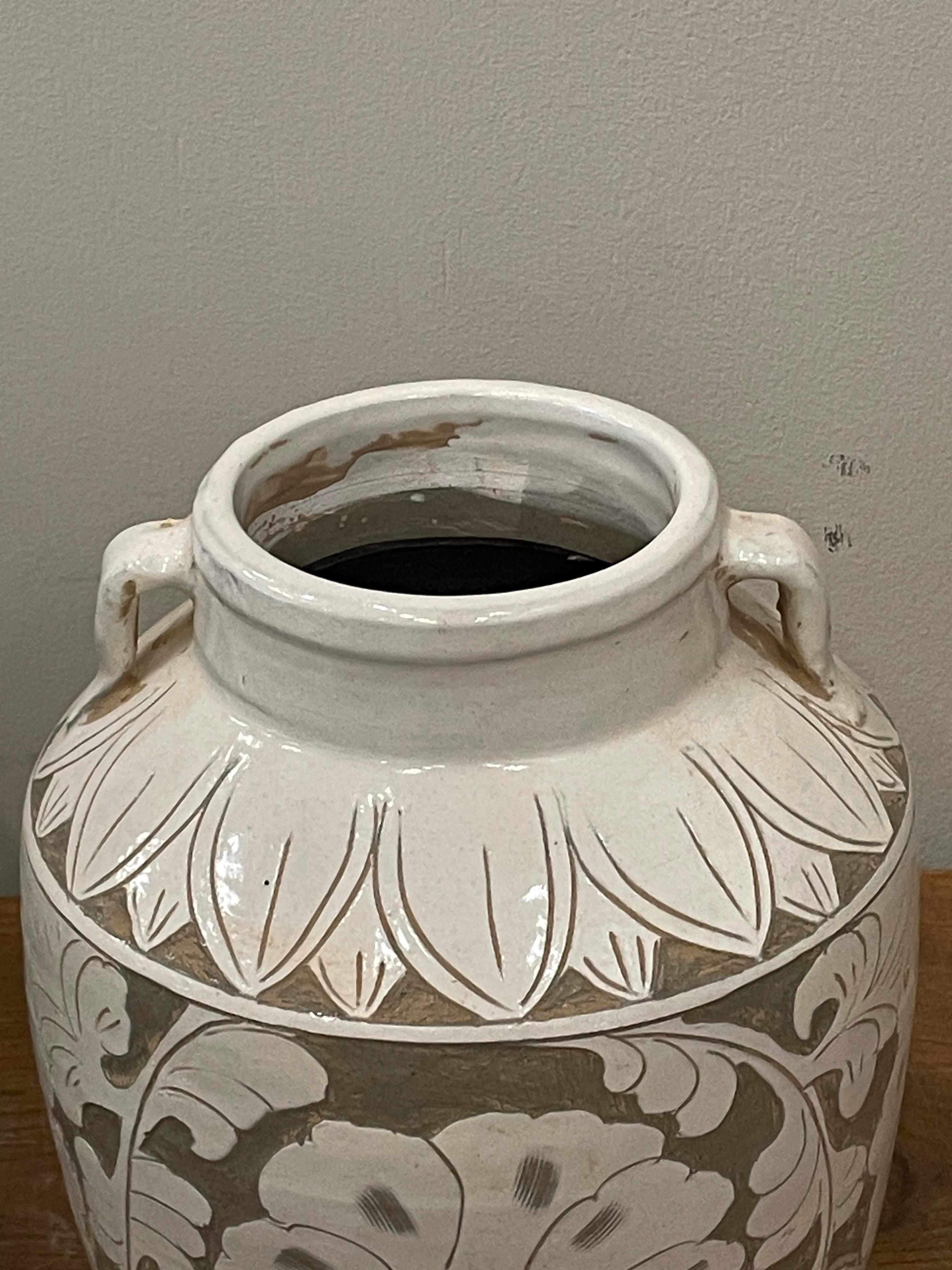 Chinois Vase en céramique à deux anses, Tan With Cream Floral Embossed, Chine, Contemporary en vente