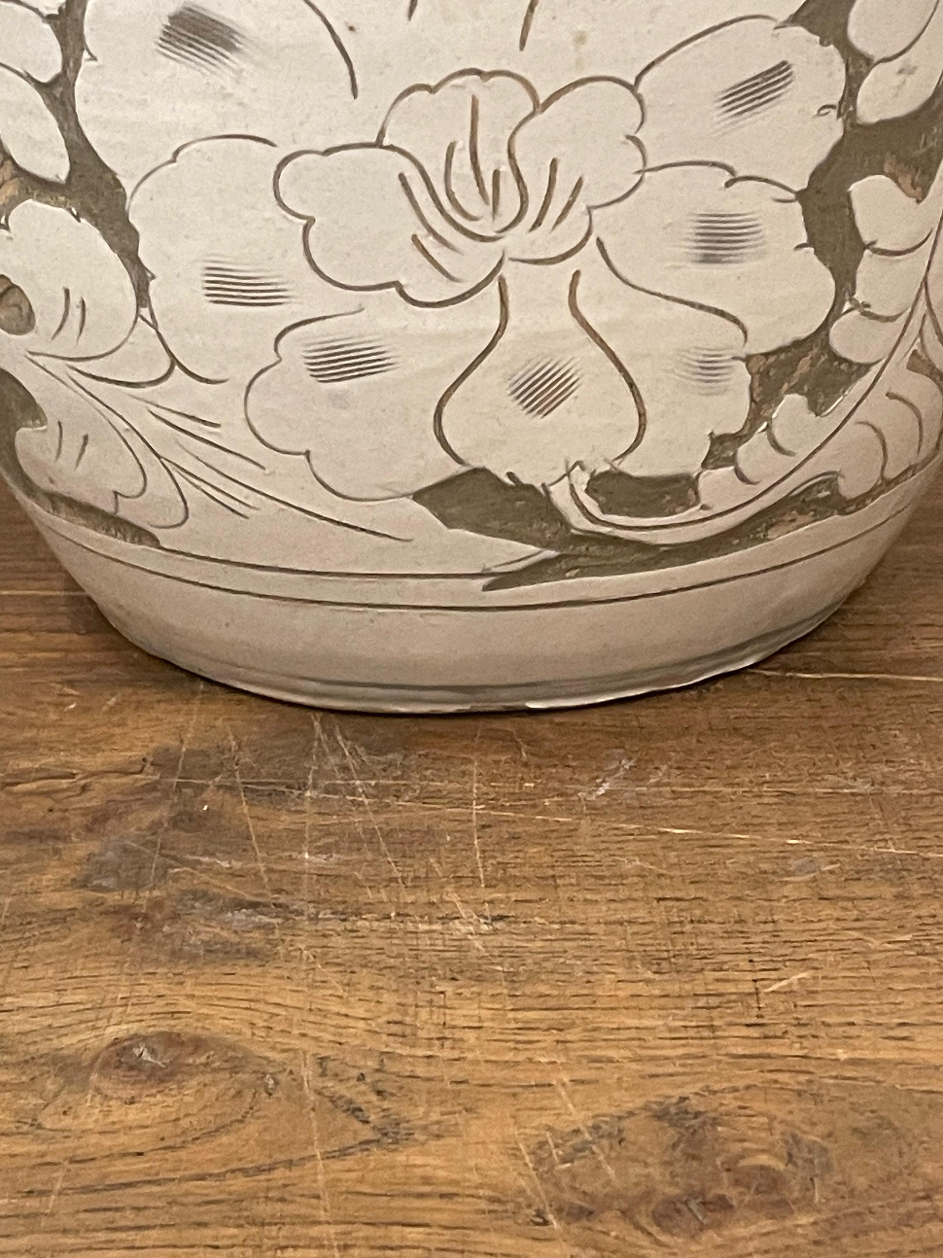 Vase en céramique à deux anses, Tan With Cream Floral Embossed, Chine, Contemporary Neuf - En vente à New York, NY