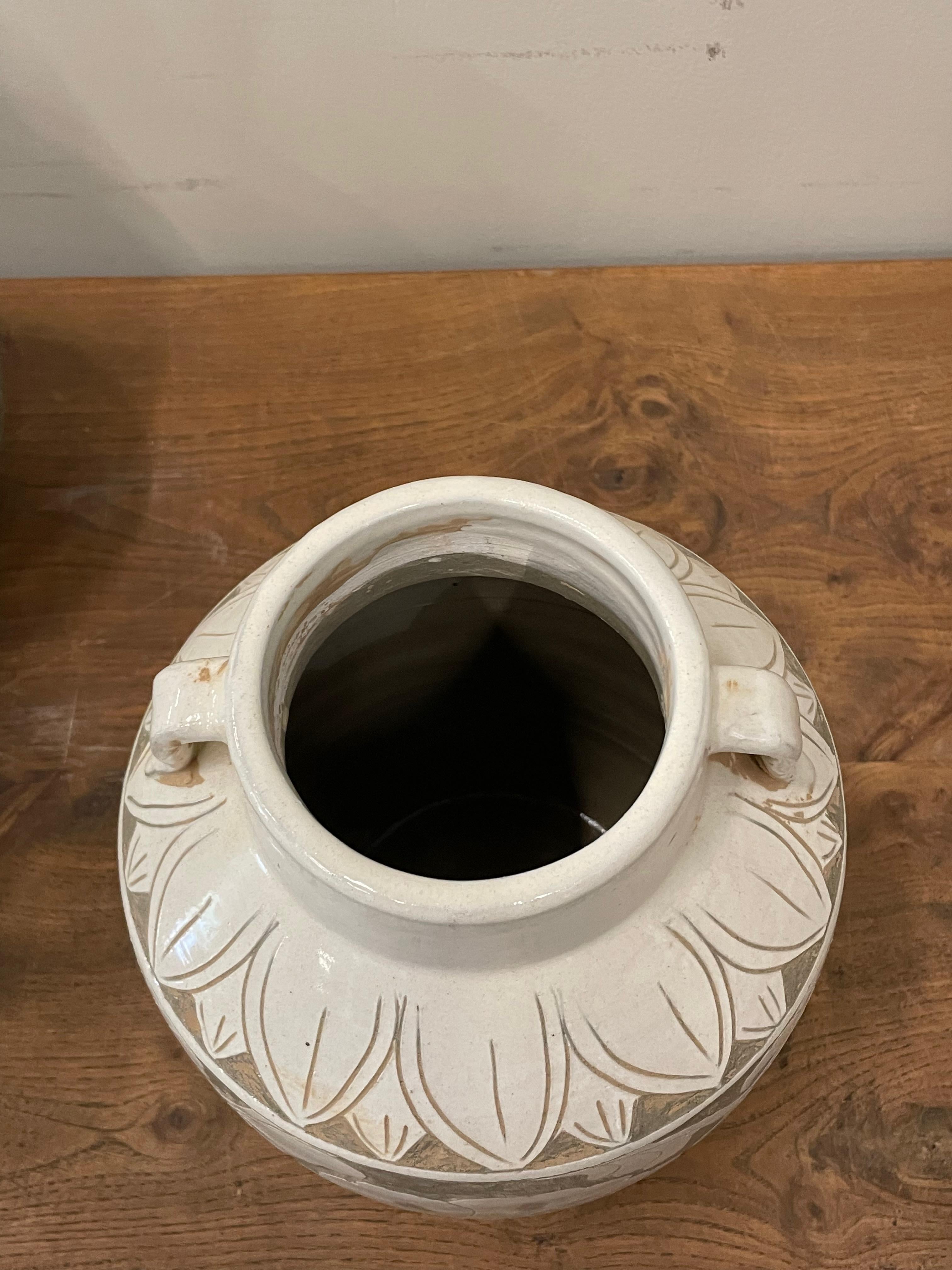 Céramique Vase en céramique à deux anses, Tan With Cream Floral Embossed, Chine, Contemporary en vente