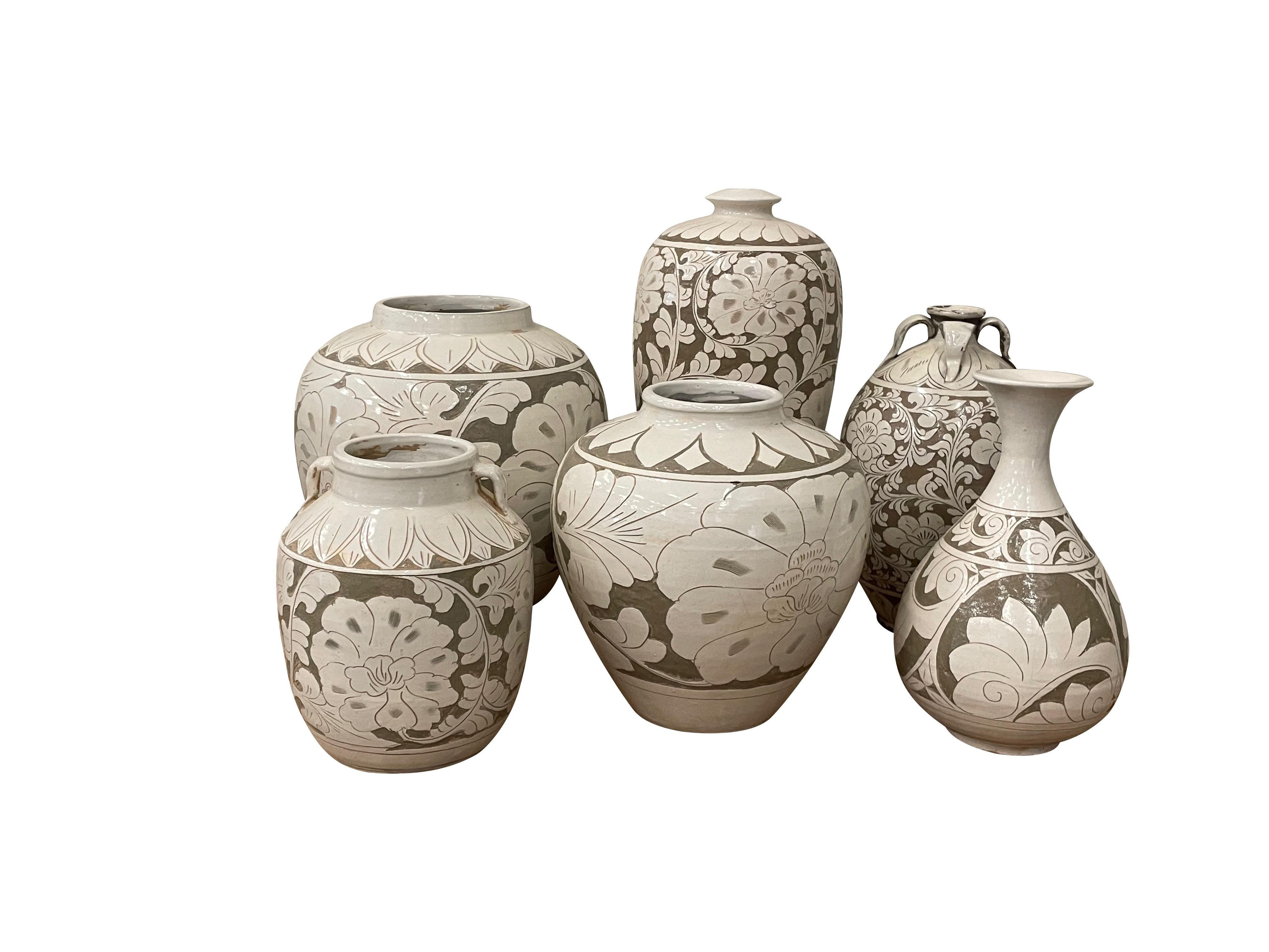 Vase en céramique à deux anses, Tan With Cream Floral Embossed, Chine, Contemporary en vente 1