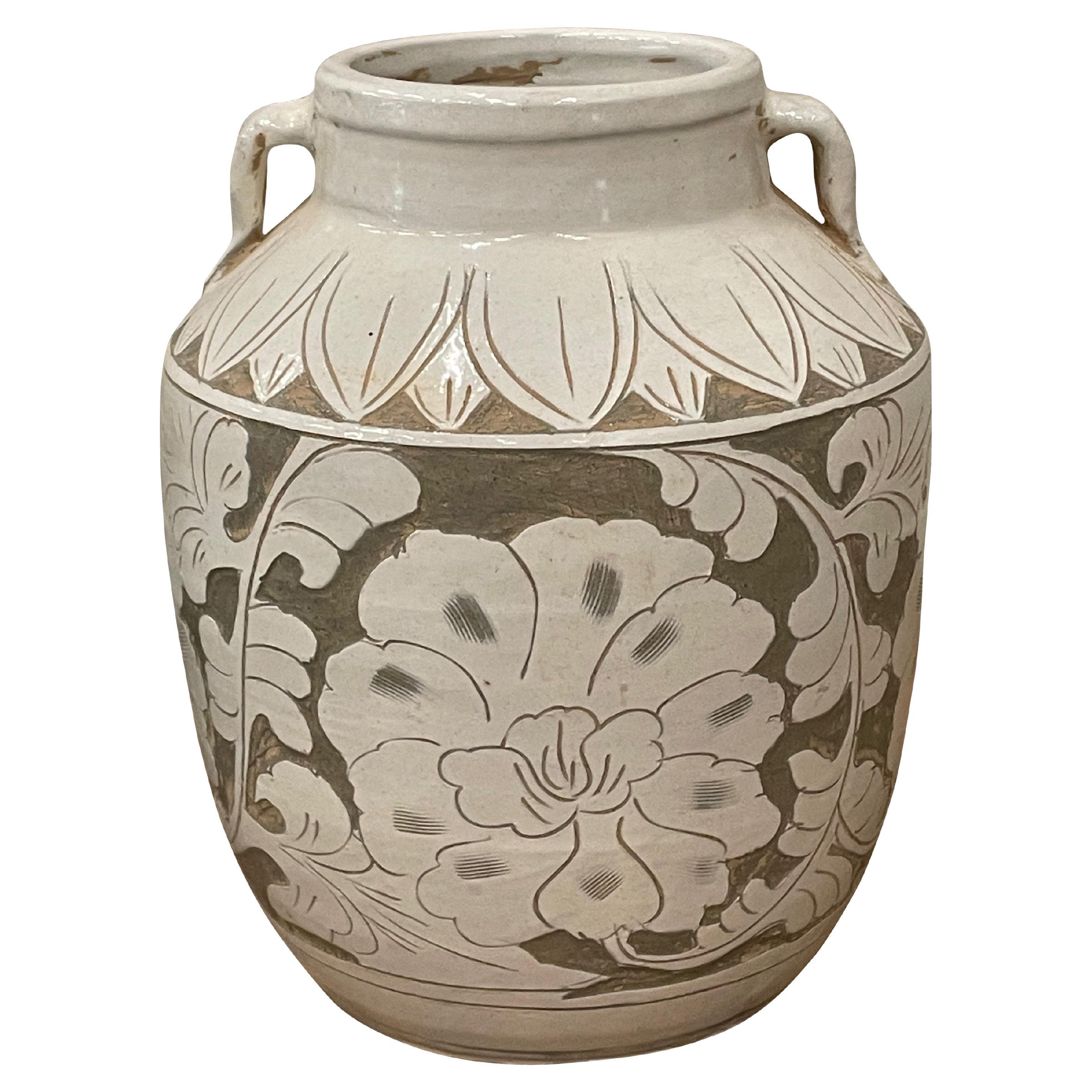 Vase en céramique à deux anses, Tan With Cream Floral Embossed, Chine, Contemporary en vente
