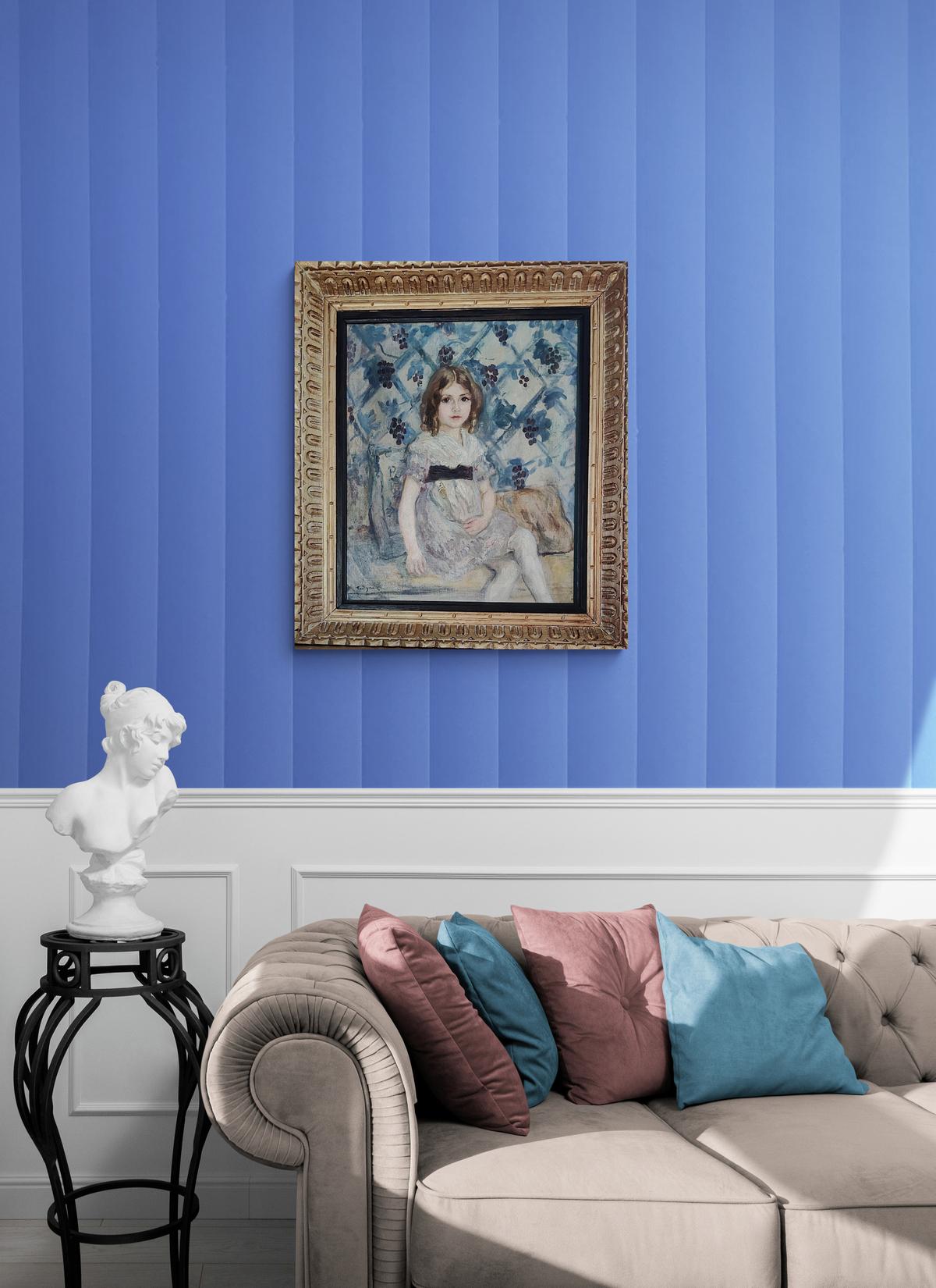 Dieses exquisite Ölgemälde von Tancrède Synave (1870-1936) zeigt ein sitzendes junges Mädchen in einer raffinierten und doch intimen häuslichen Umgebung. Das Werk ist ein perfektes Beispiel für Synaves Verschmelzung von akademischer Tradition,