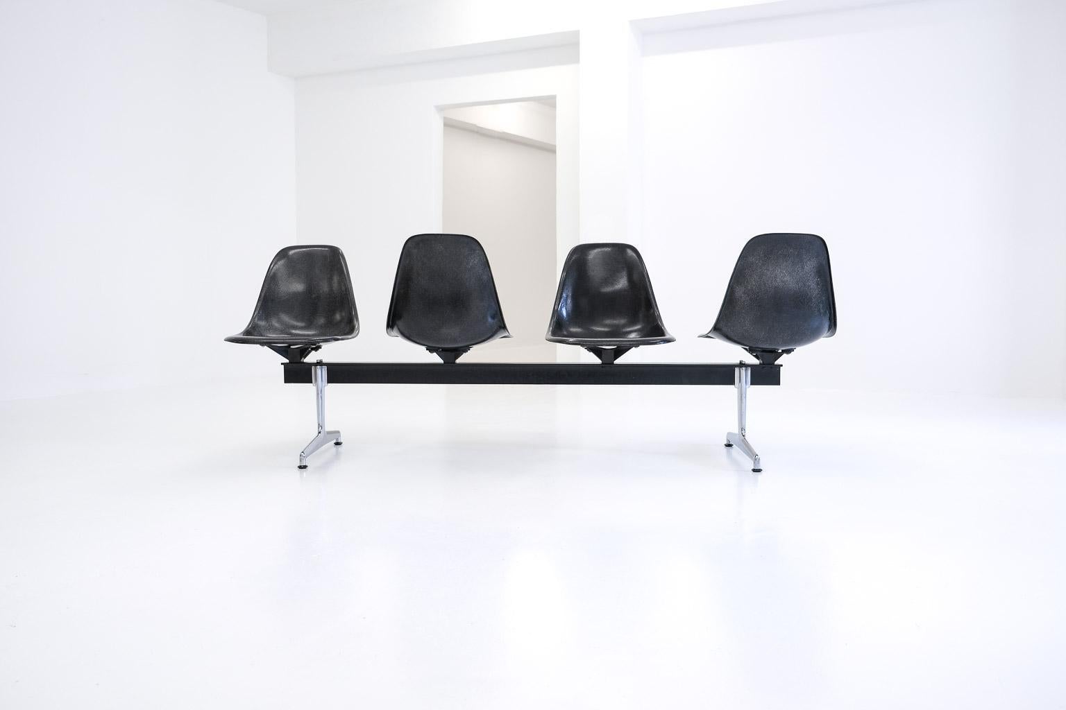 Tandem shell seating system by Ray and Charles Eames for Herman Miller In Good Condition In Frankfurt am Main, DE