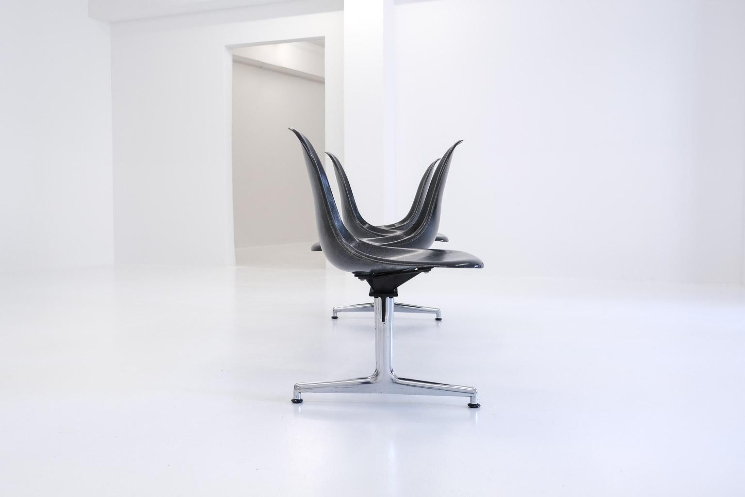 Tandem shell seating system by Ray and Charles Eames for Herman Miller 2