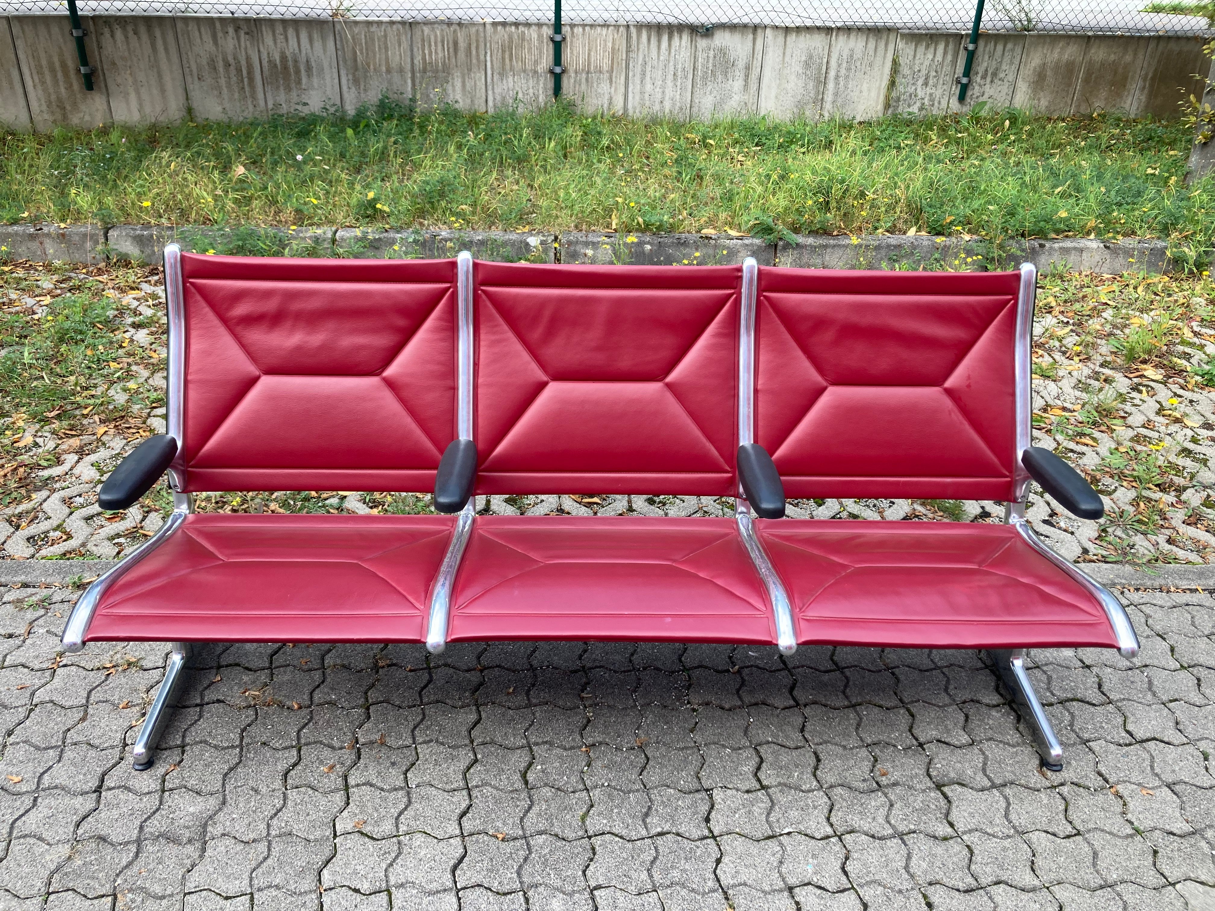 Conçu en 1962 par Charles et Ray Eames pour Herman Miller, le système de sièges 