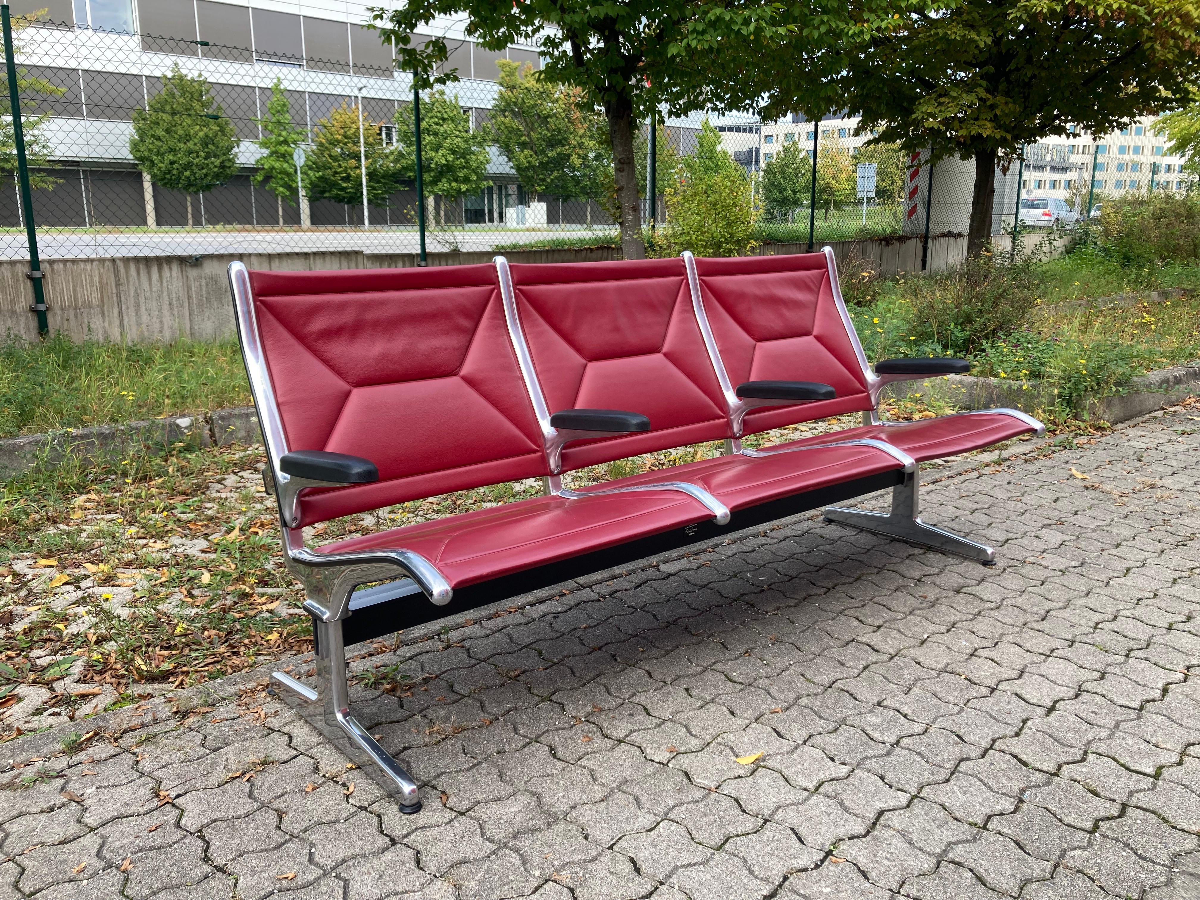 Aluminium Banc Tandem Sling ETS Eames bordeaux par Vitra Herman Miller en vente