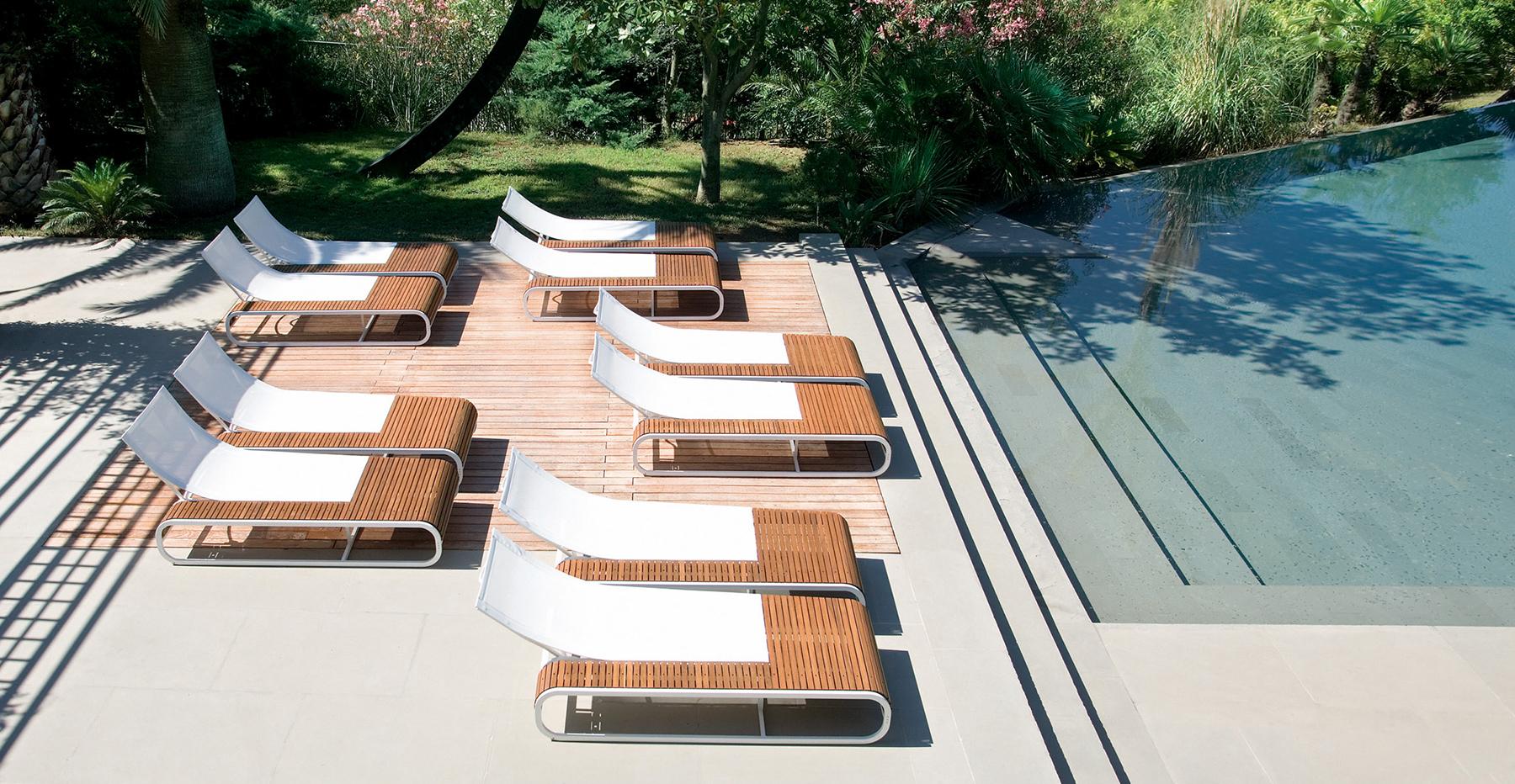 Le bain de soleil convivial et asymétrique permet un large éventail de configurations.
Son dossier inclinable offre 4 positions différentes.
Maille disponible dans d'autres couleurs
Roues cachées dans les pieds arrière pour faciliter les