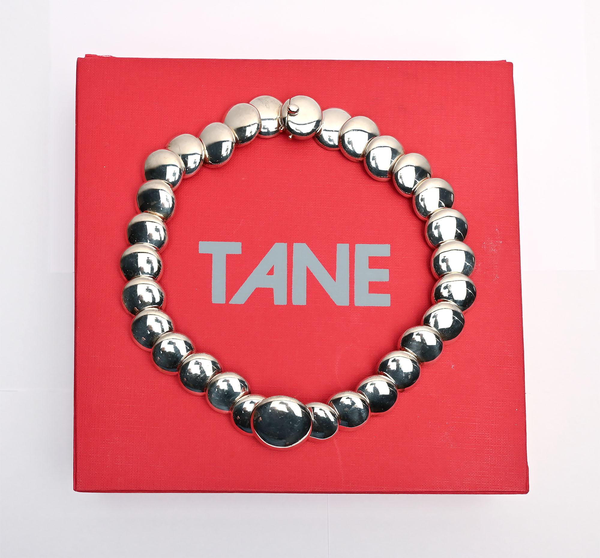 Superbe collier en argent sterling de Tane, le plus prestigieux bijoutier du Mexique. Le collier est composé de cercles qui se chevauchent et dont le diamètre est d'un demi-pouce. Le cercle central mesure 1 1/8 de pouce. Le collier a un poids