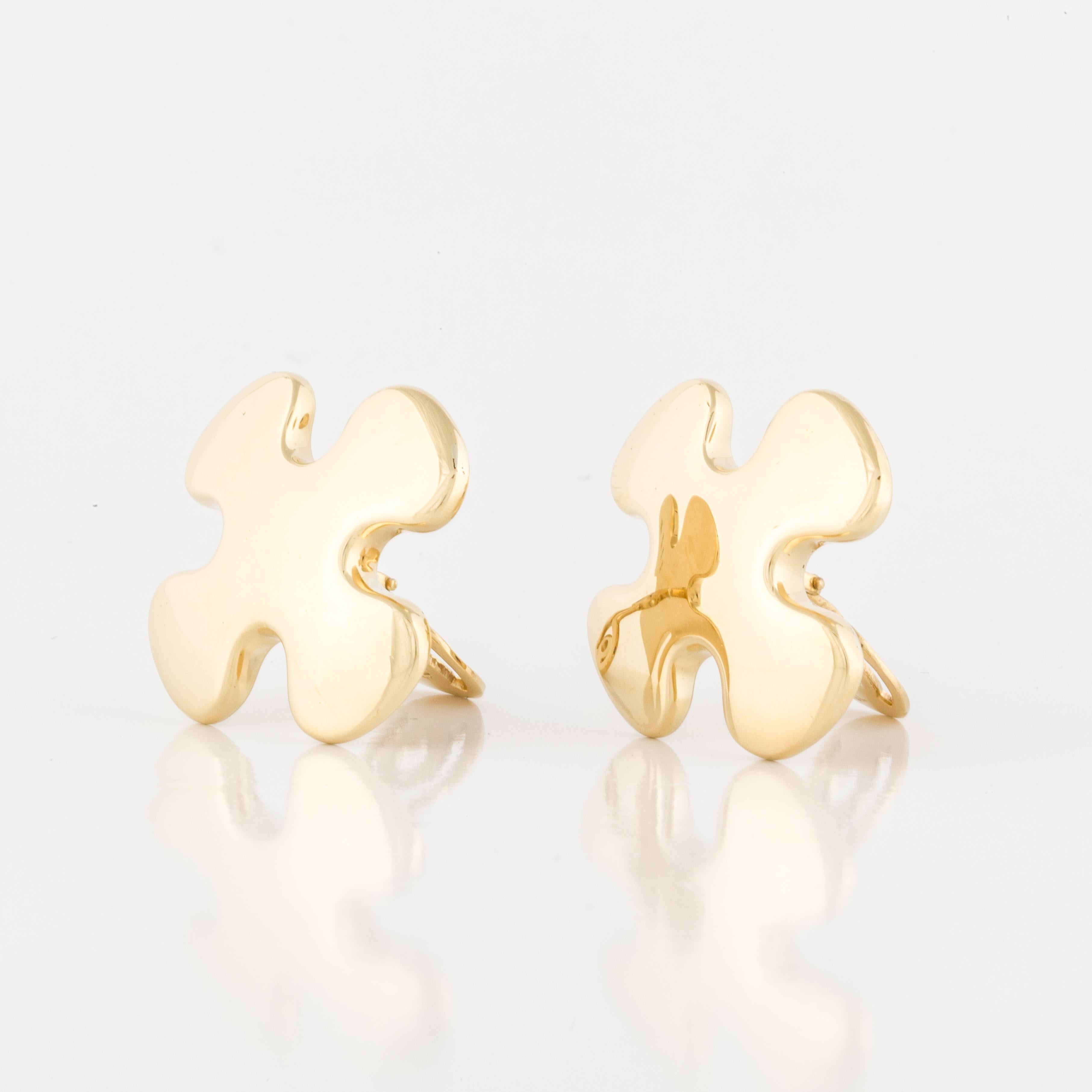 Tane of Mexico ear clips in 18K yellow gold in the shape of a soft cornered 
