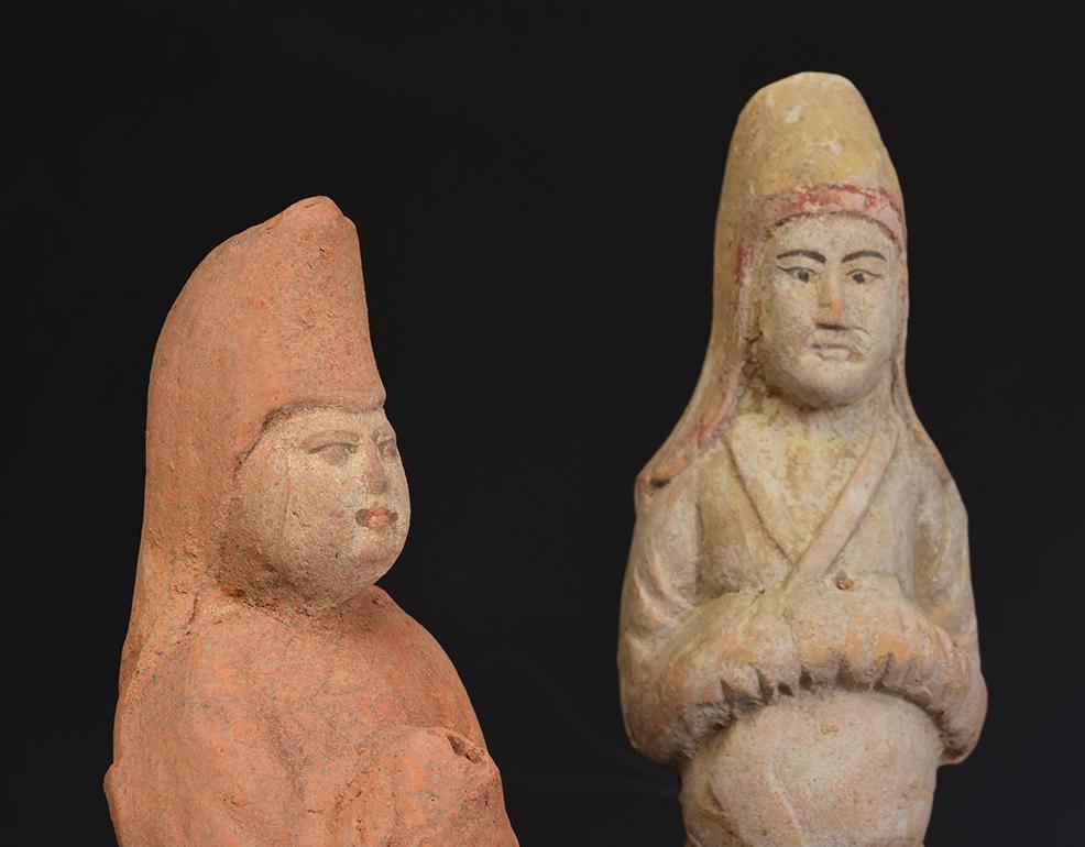 Tang Dynasty, A Set of Antique Chinese Painted Pottery Soldier In Good Condition For Sale In Sampantawong, TH