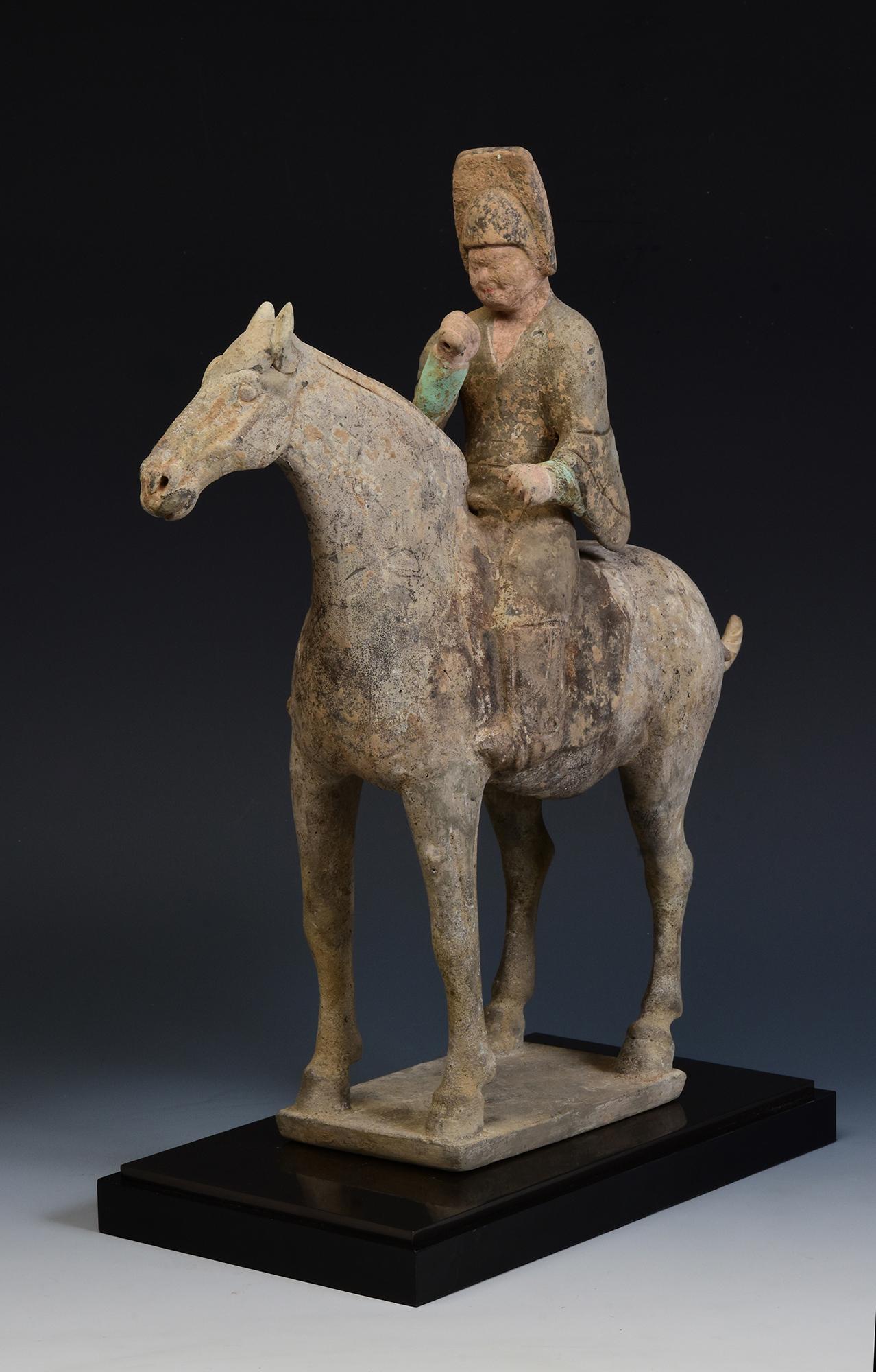Ancien cheval et cavalier en poterie chinoise peinte.

NO AGE : Chine, dynastie Tang, 618 - 907 apr.
Dimensions : Hauteur 36.3 C.M. / Largeur 9.7 C.M. / Longueur 32 C.M. (dimensions sans le support)
Condition : Bon état général d'une ancienne