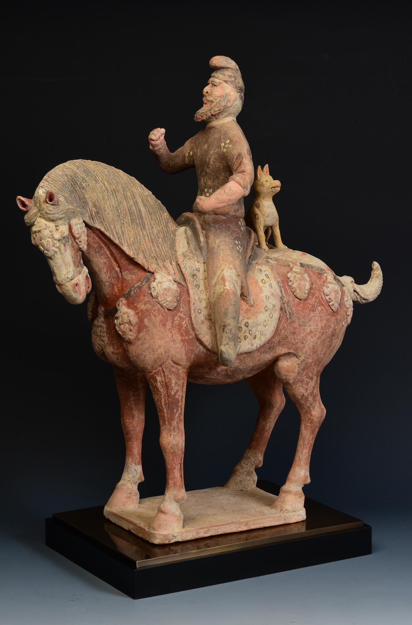 Rare cheval et cavalier anciens en poterie chinoise peinte avec les pigments d'origine restants.
Résultat du test de thermoluminescence (TL) réalisé par Oxford Authentication Ltd.
est inclus.

NO AGE : Chine, dynastie Tang, 618 - 907 apr.
Dimensions