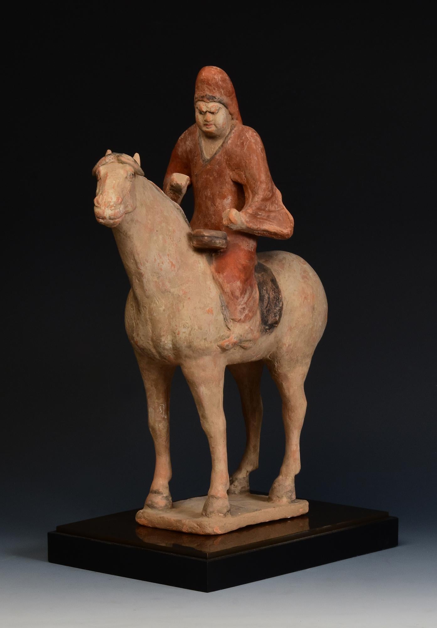 Antico cavallo e cavaliere in ceramica dipinta cinese con pigmenti originali rimasti.
Risultato del test di termoluminescenza (TL) di Oxford Authentication Ltd.
è incluso.

Età: Cina, dinastia Tang, D. A. 618 - 907
Dimensioni: Altezza 39,2 C.M. /