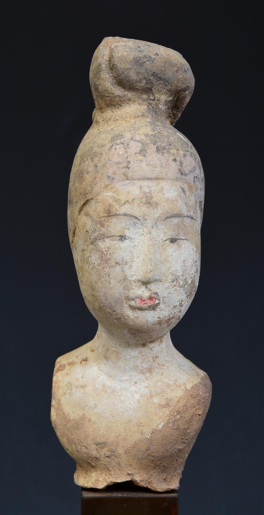 Dynastie Tang, poterie chinoise ancienne peinte Torse de dame de cour avec Stand en vente 3