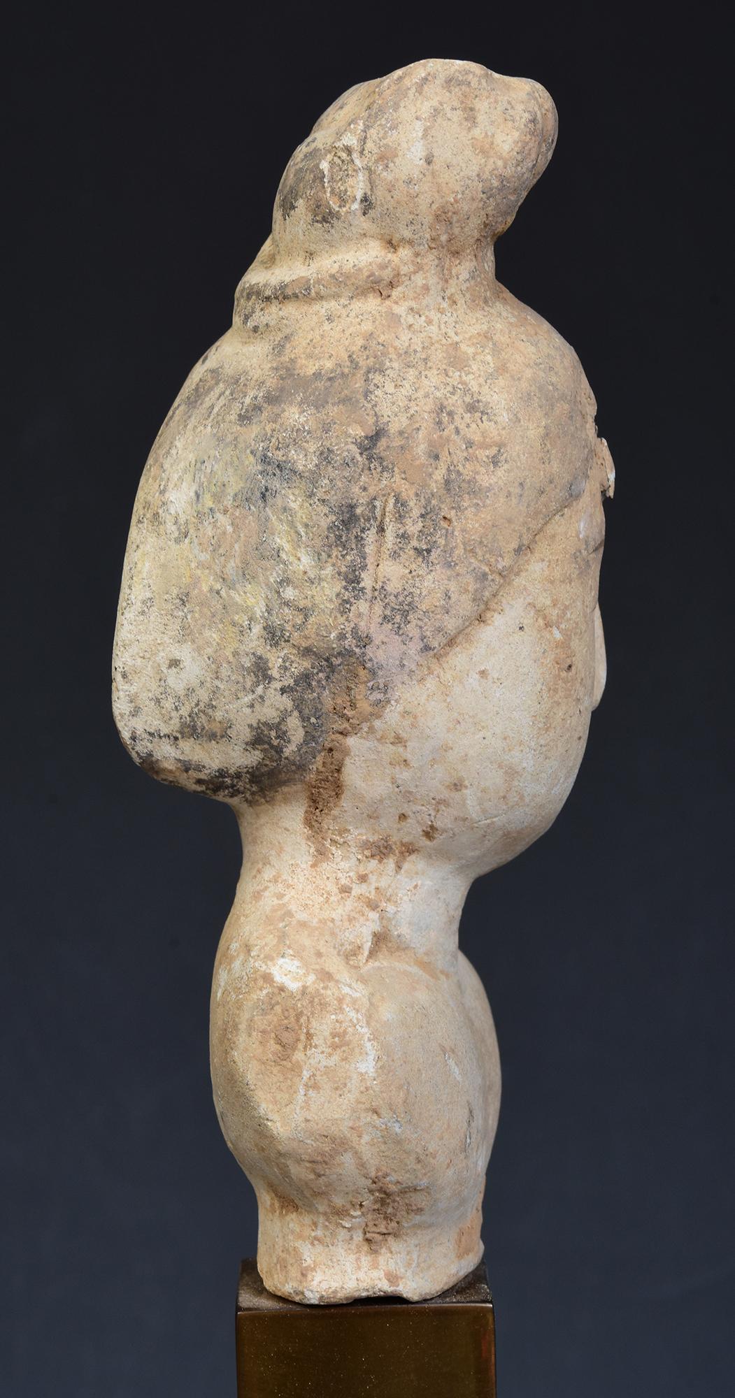 Tang Dynasty, Antique Chinese Painted Pottery Torso of Court Lady with Stand en vente 3