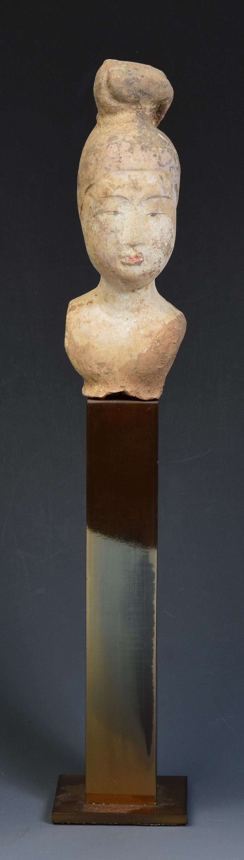 Tang Dynasty, antike chinesische bemalte Keramik Torso einer Hofdame mit Stand im Angebot 4