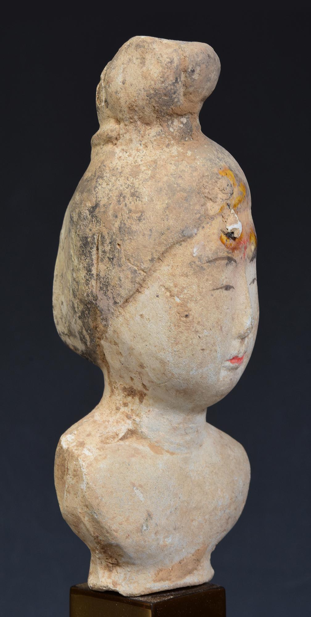 Tang Dynasty, antike chinesische bemalte Keramik Torso einer Hofdame mit Stand im Angebot 4