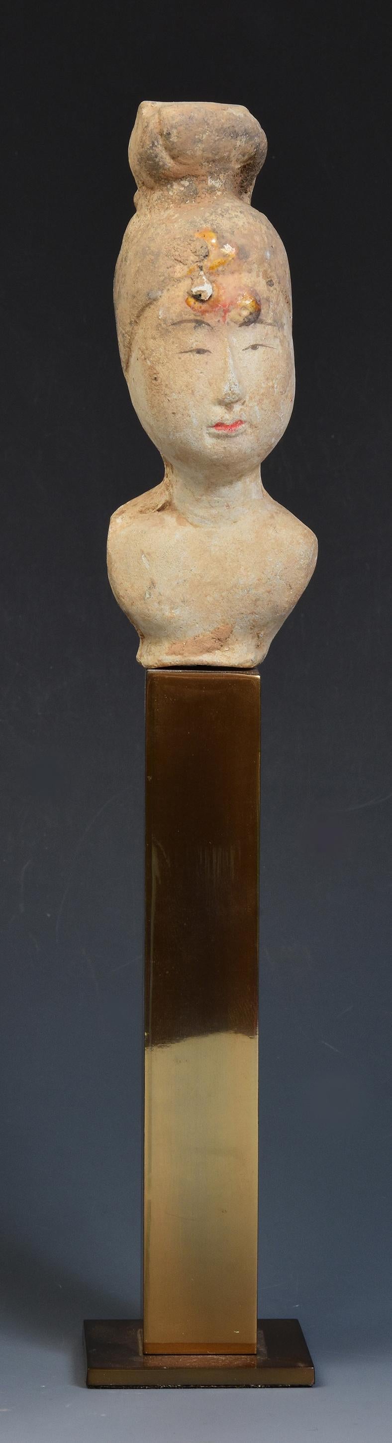 Dynastie Tang, poterie chinoise ancienne peinte Torse de dame de cour avec Stand en vente 5