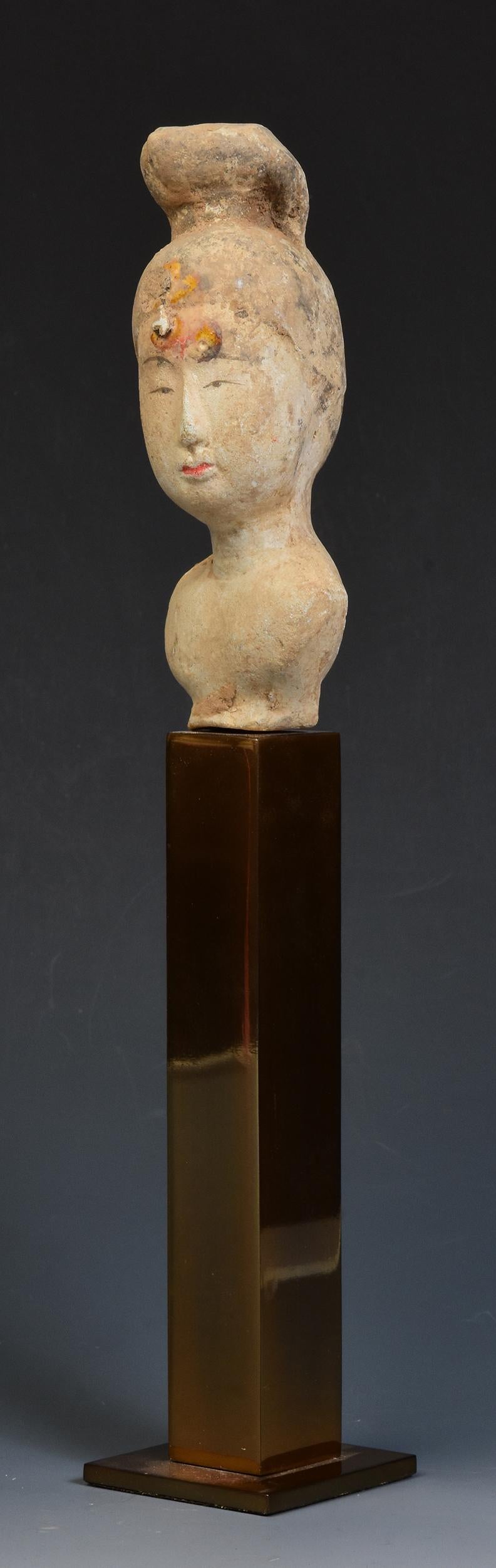 Tang Dynasty, Antique Chinese Painted Pottery Torso of Court Lady with Stand en vente 6