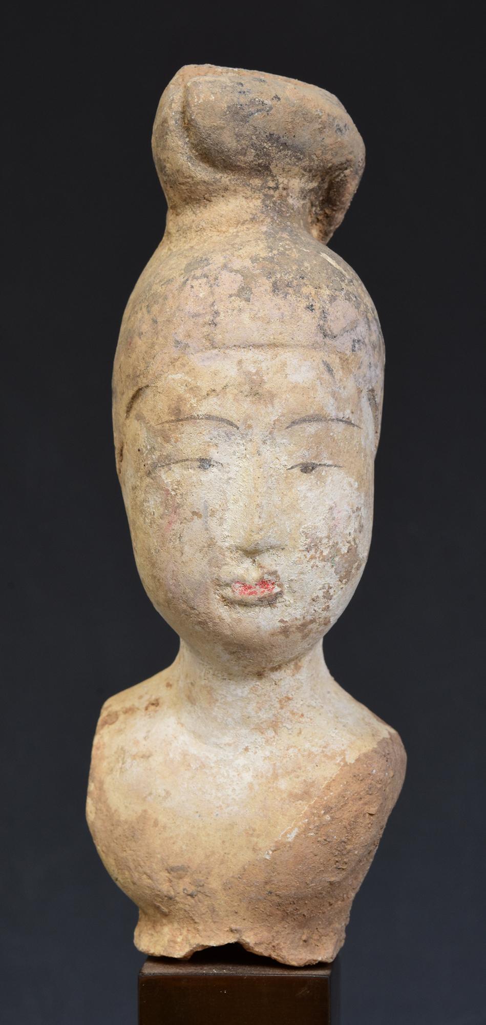 Antiker Torso einer Hofdame aus chinesischer Keramik, mit originalen Pigmenten.

Alter: China, Tang-Dynastie, 618 - 907 n. Chr.
Größe des Rumpfes: Höhe 12,4 cm / Breite 4,4 cm / Tiefe 4,6 cm.
Höhe mit Ständer: 28 C.M.
Zustand: Insgesamt gut