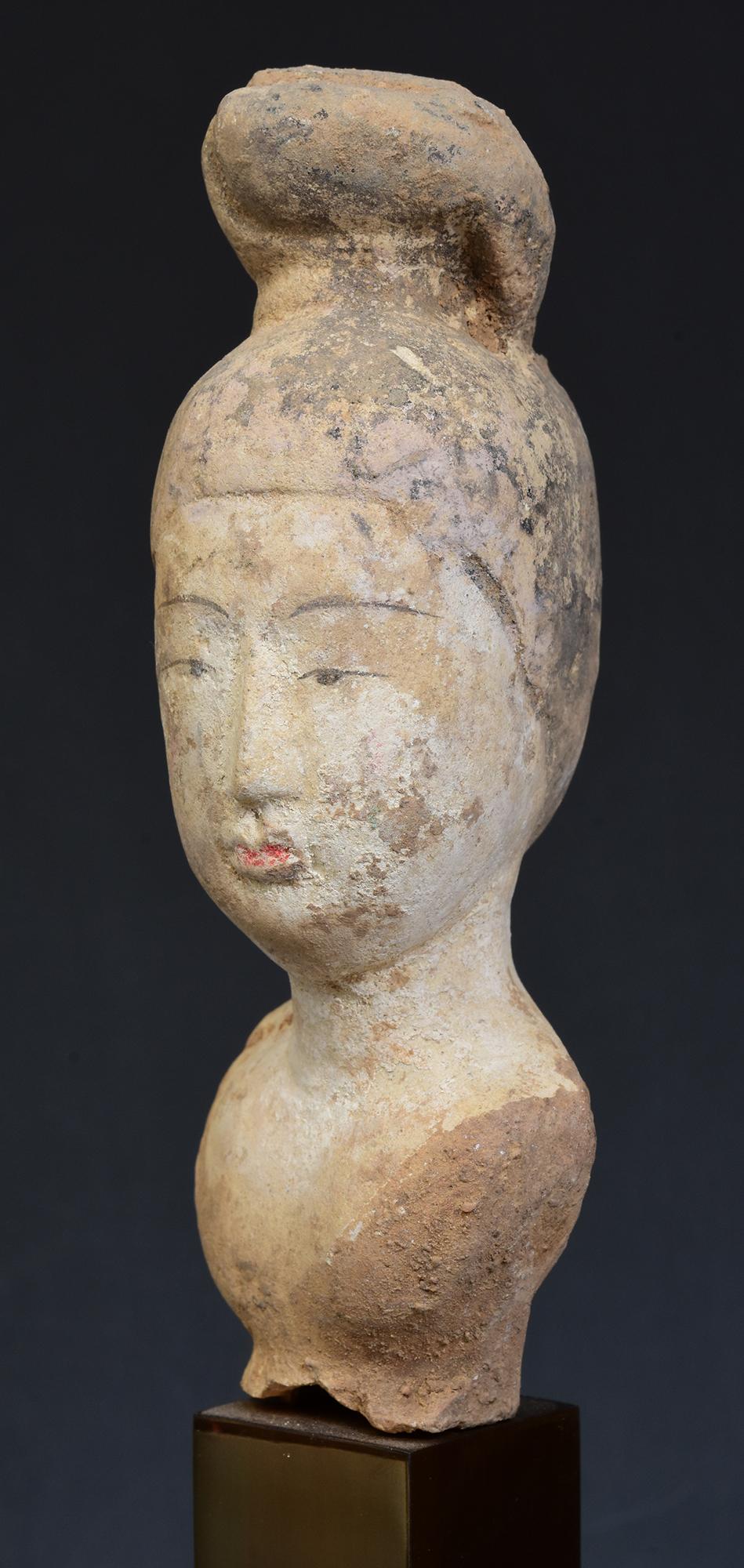 Chinois Dynastie Tang, poterie chinoise ancienne peinte Torse de dame de cour avec Stand en vente