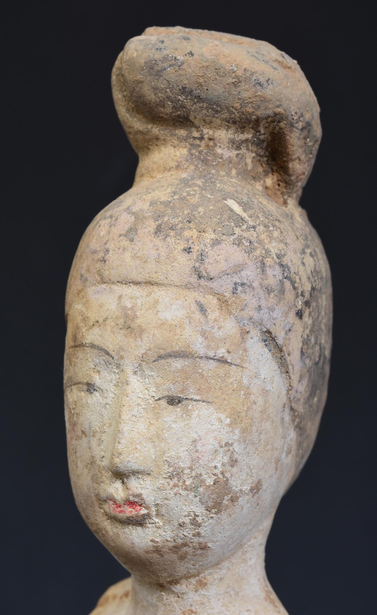 Sculpté à la main Dynastie Tang, poterie chinoise ancienne peinte Torse de dame de cour avec Stand en vente