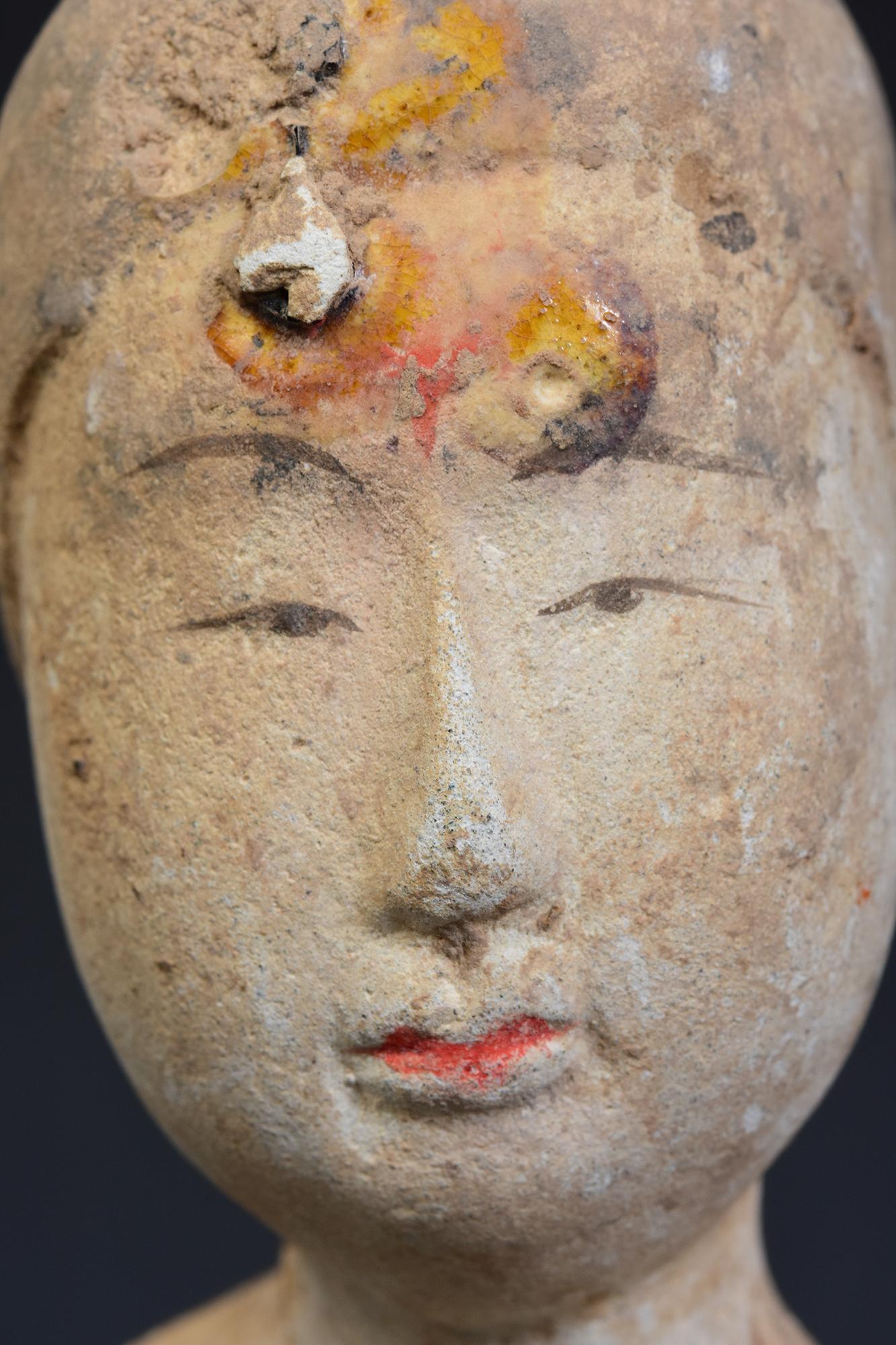 Sculpté à la main Dynastie Tang, poterie chinoise ancienne peinte Torse de dame de cour avec Stand en vente
